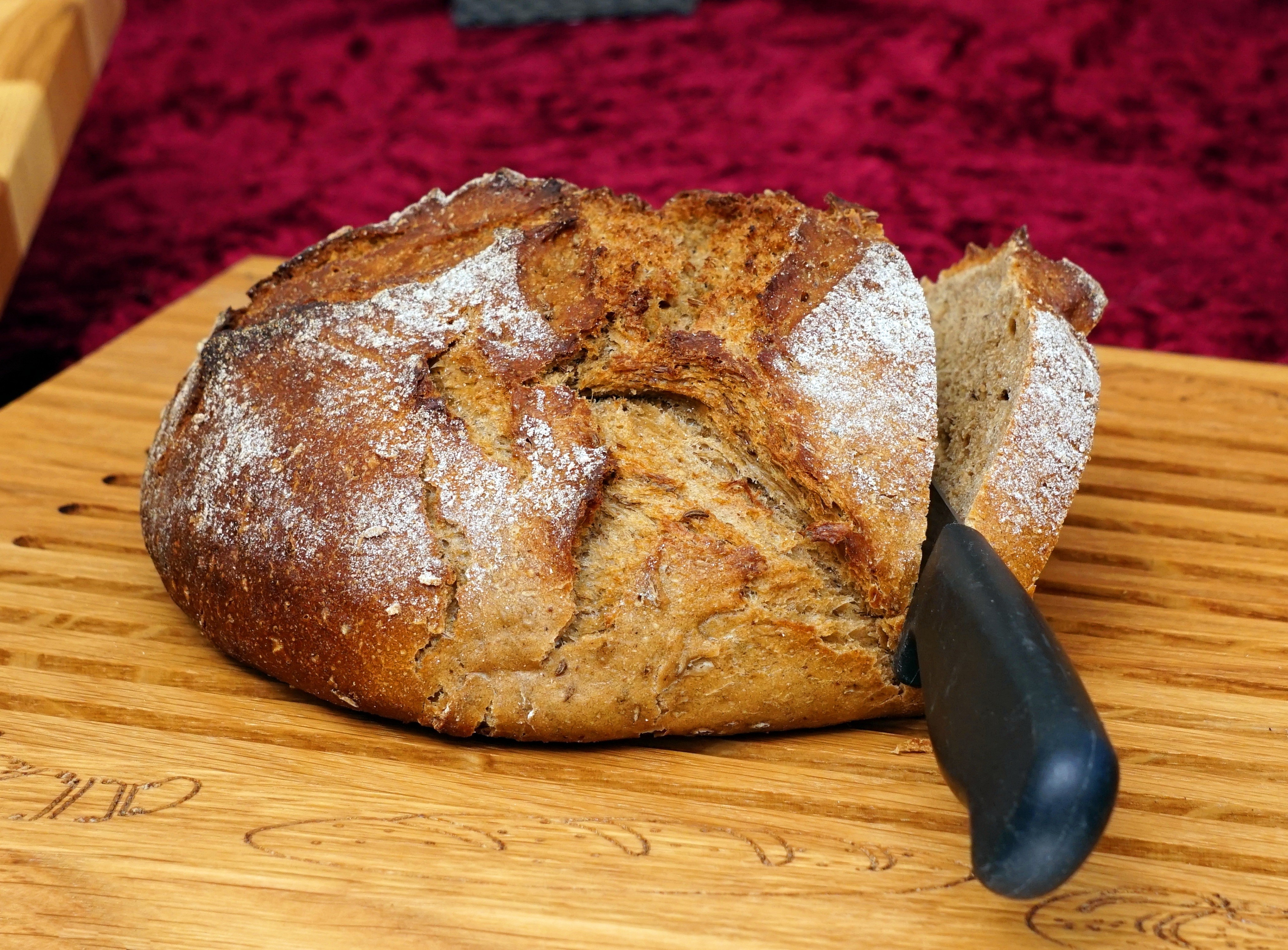 Bread on a cutting board with a knife HD Wallpaper