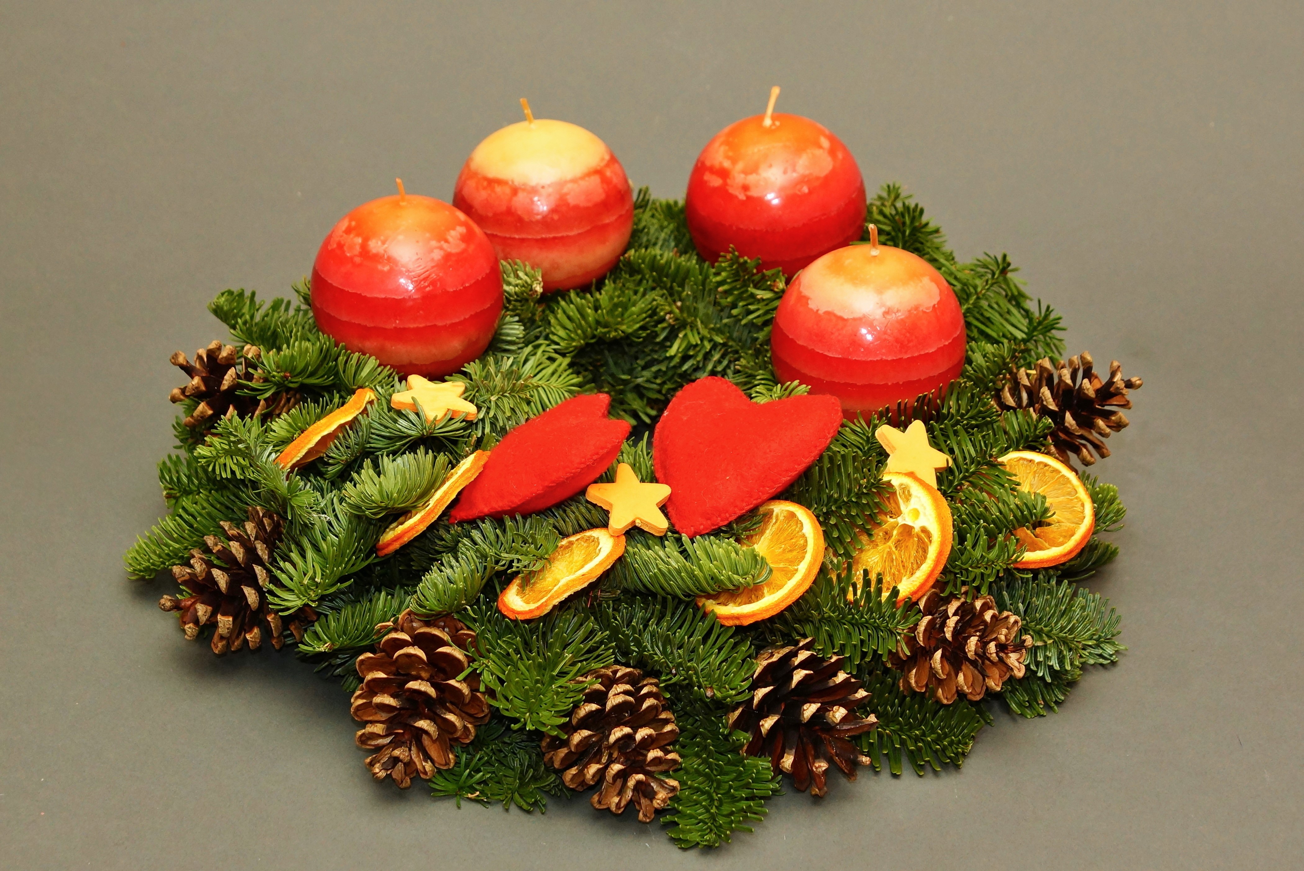Advent wreath with four red and yellow candles HD Wallpaper