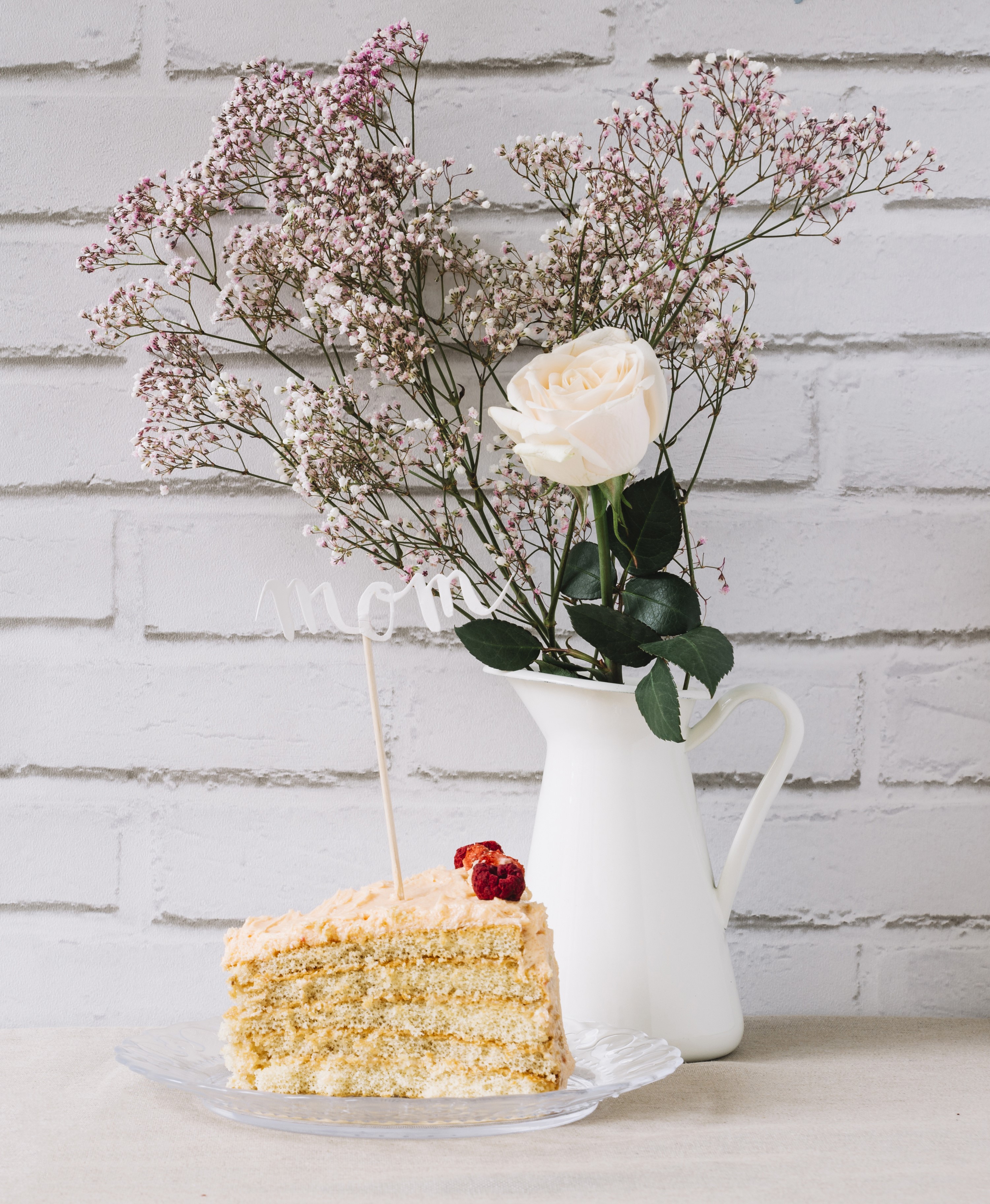 Slice of cake with flowers and 'Mom' topper HD Phone Wallpaper