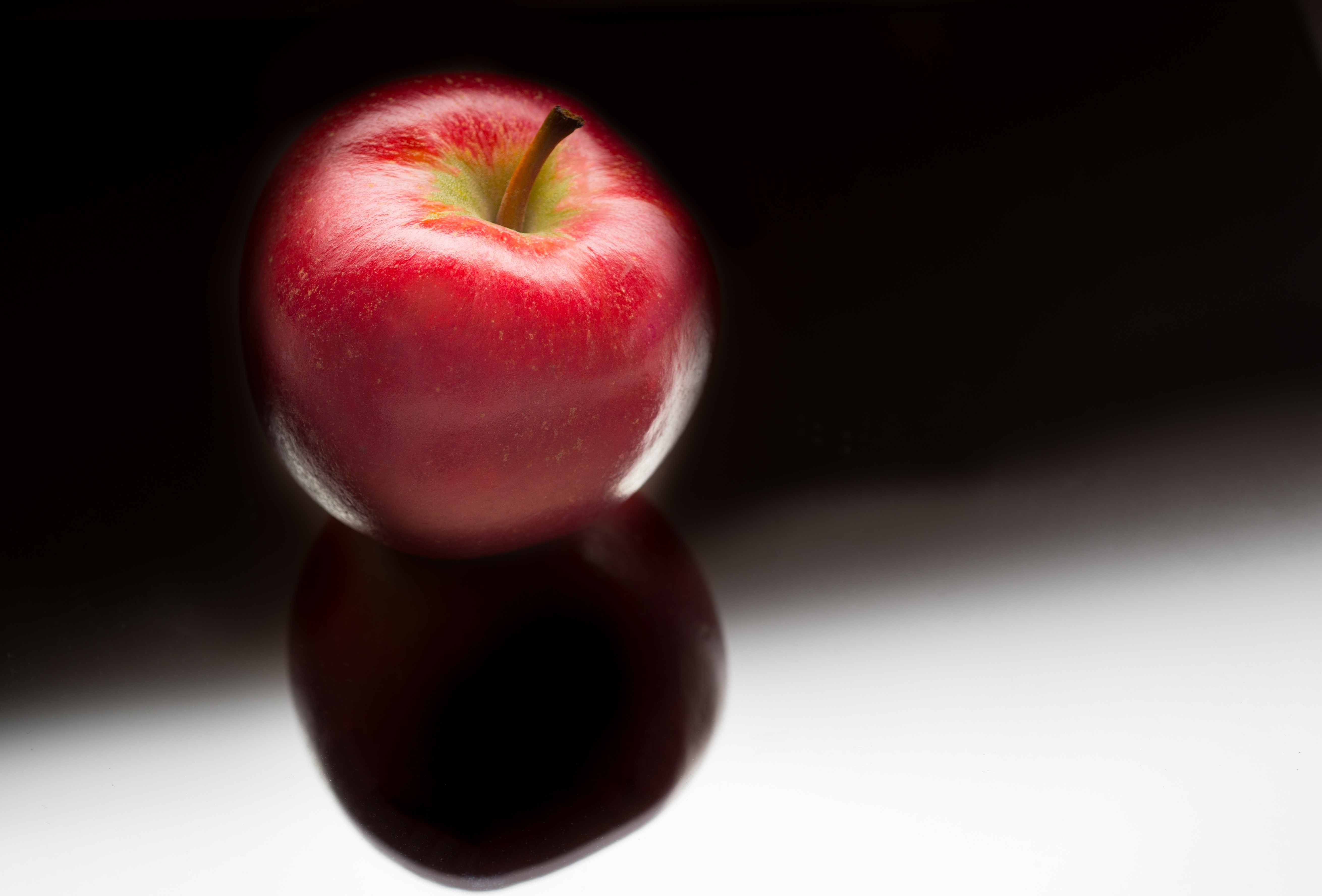 Red Apple on Reflective Surface HD Wallpaper