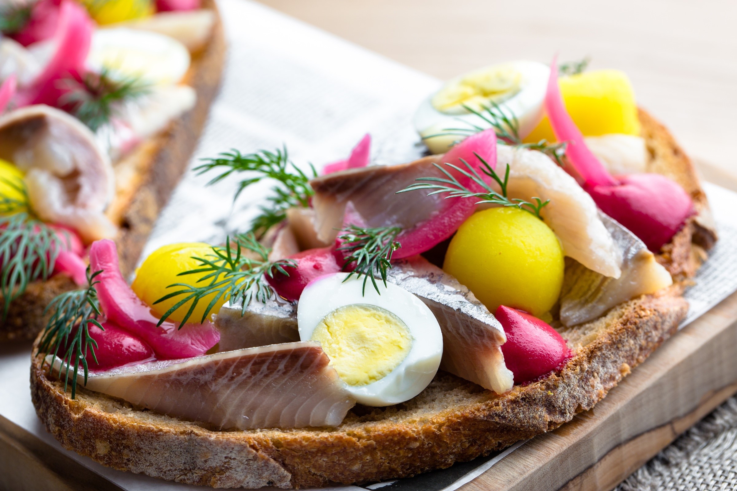 Smørrebrød with herring, egg, and dill HD Wallpaper
