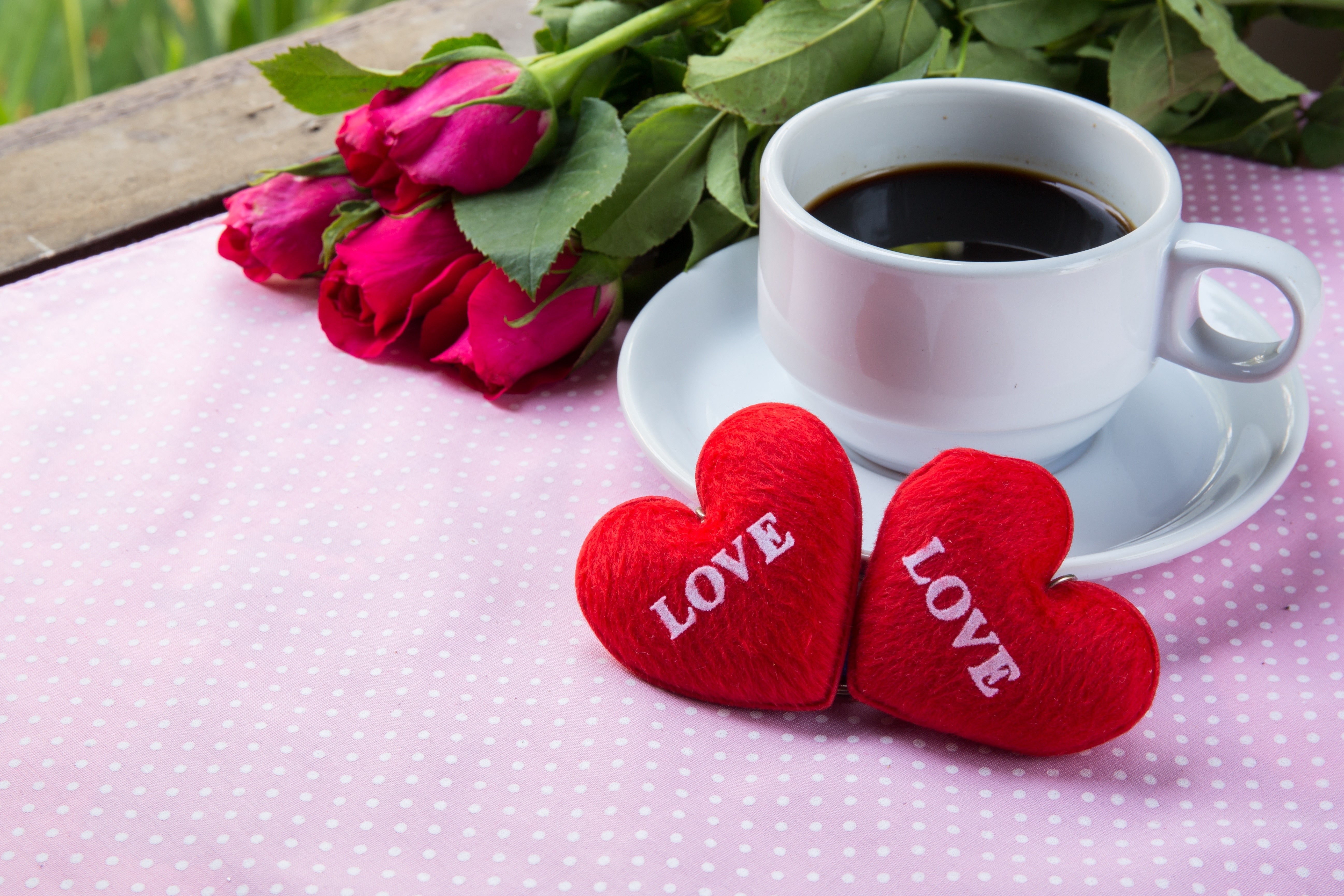 Coffee cup with roses and heart decorations HD Wallpaper