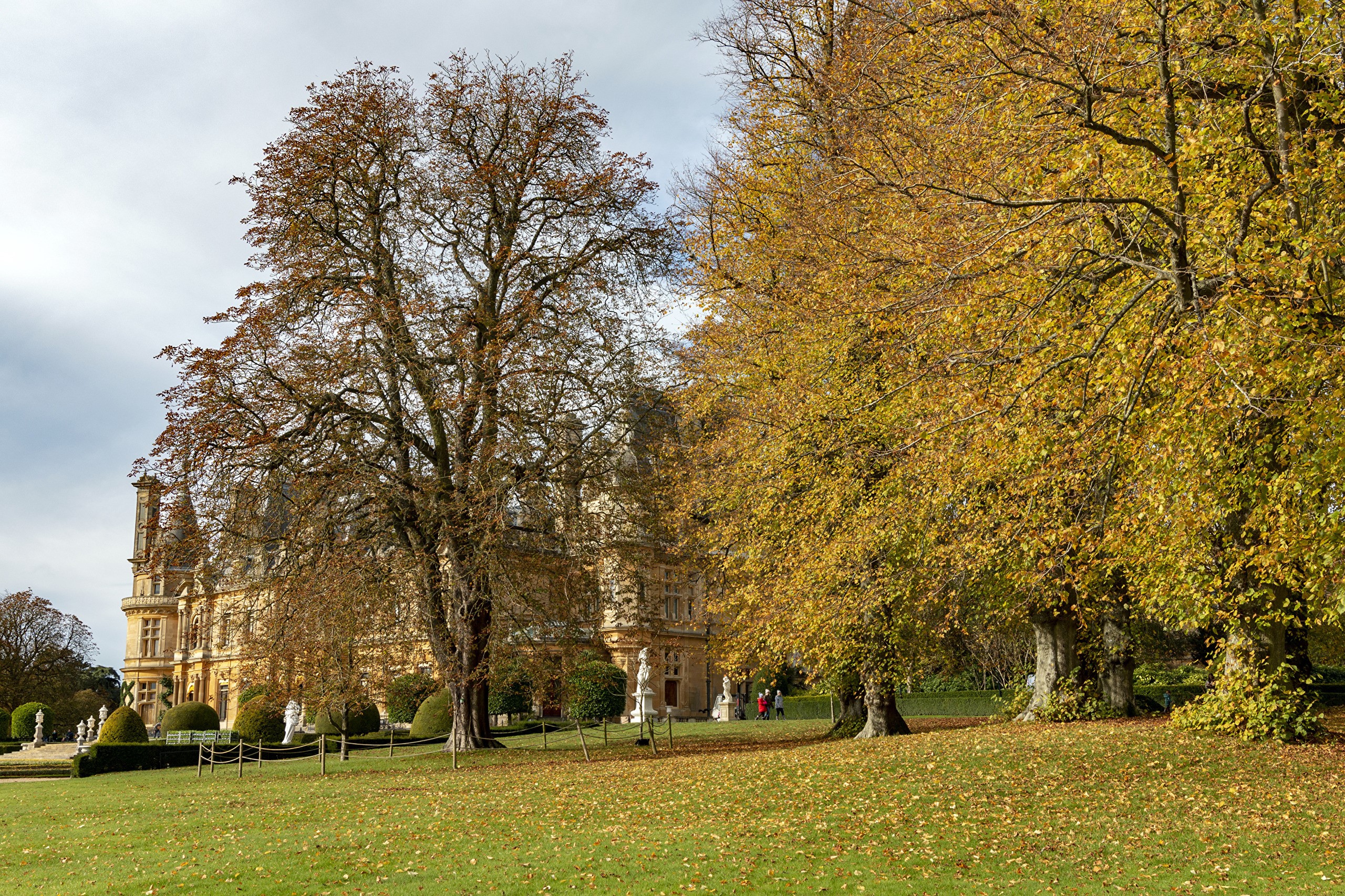 Waddesdon Manor in Autumn, England HD Wallpaper
