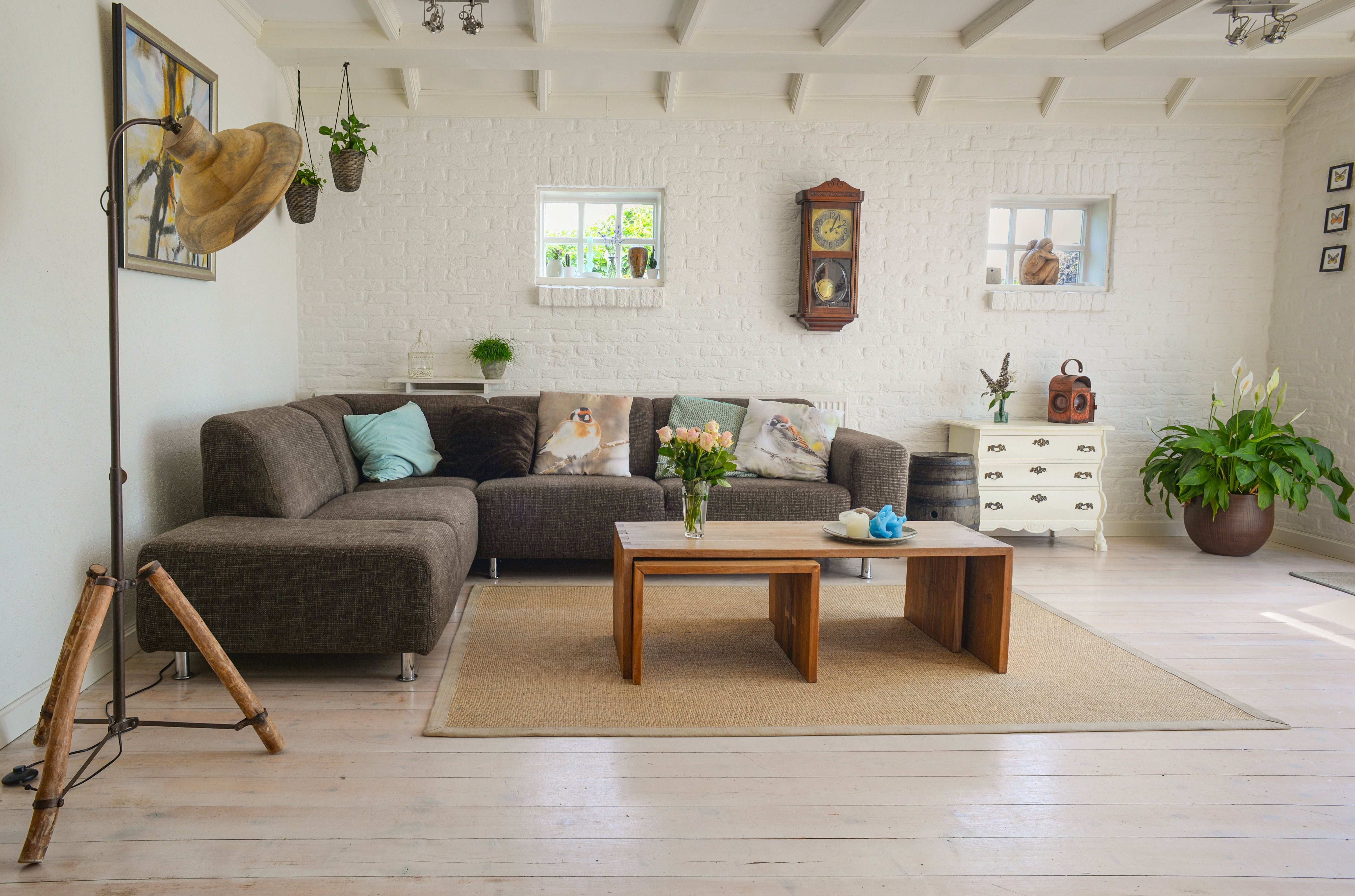 Living room with sectional sofa, coffee table, and floor lamp HD Wallpaper