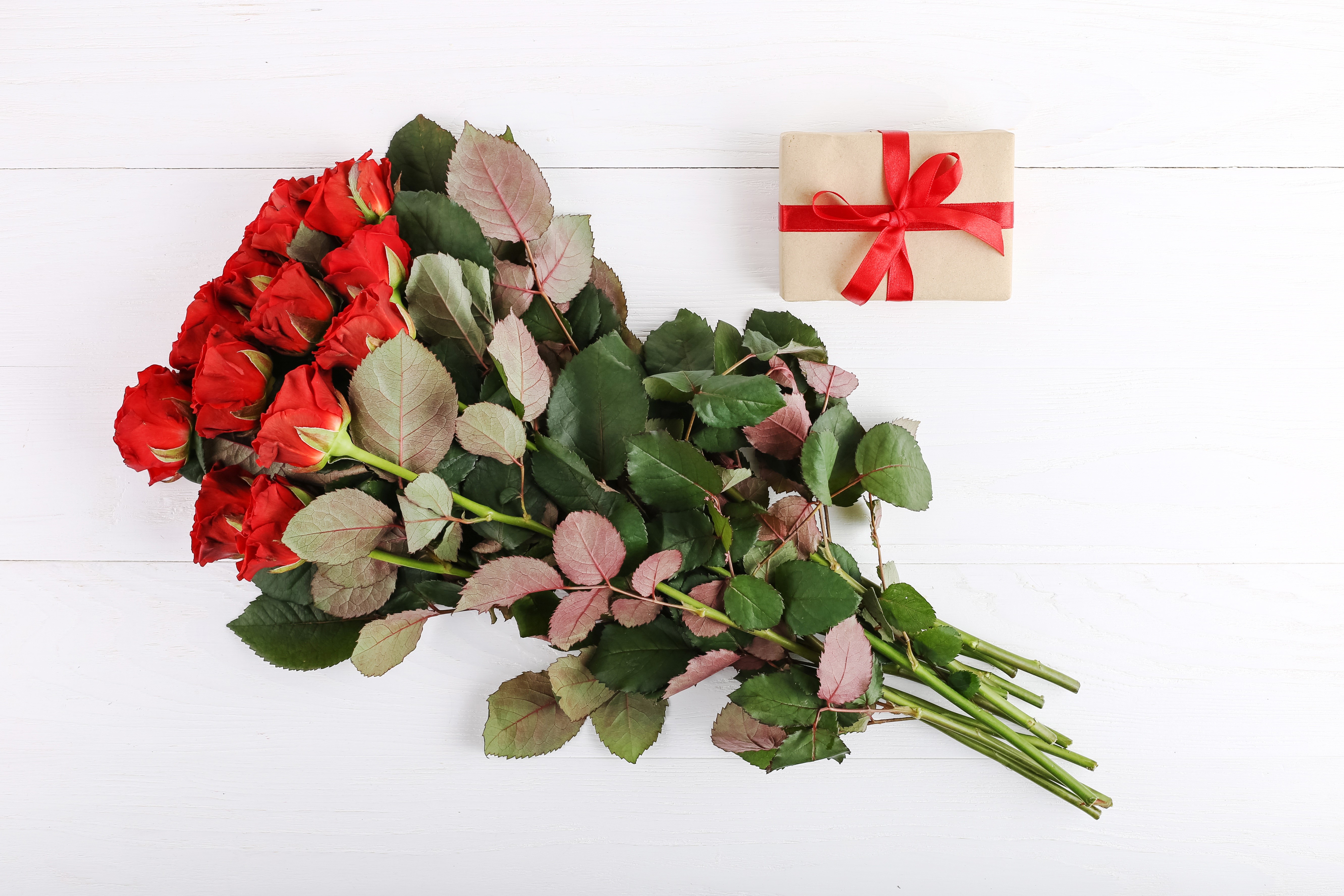 Bouquet of red roses and a gift box HD Wallpaper