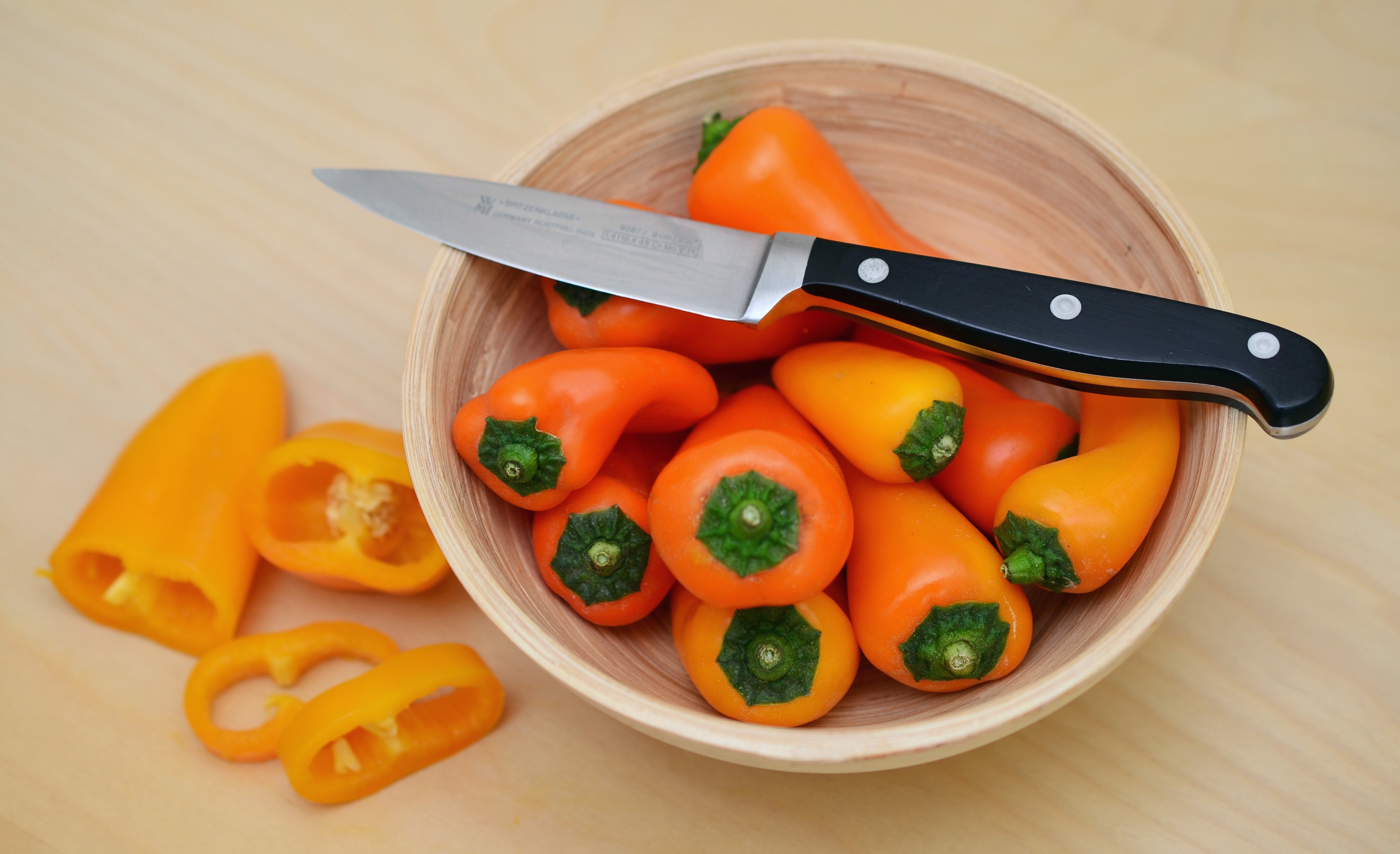 Bell peppers and knife in a bowl HD Wallpaper