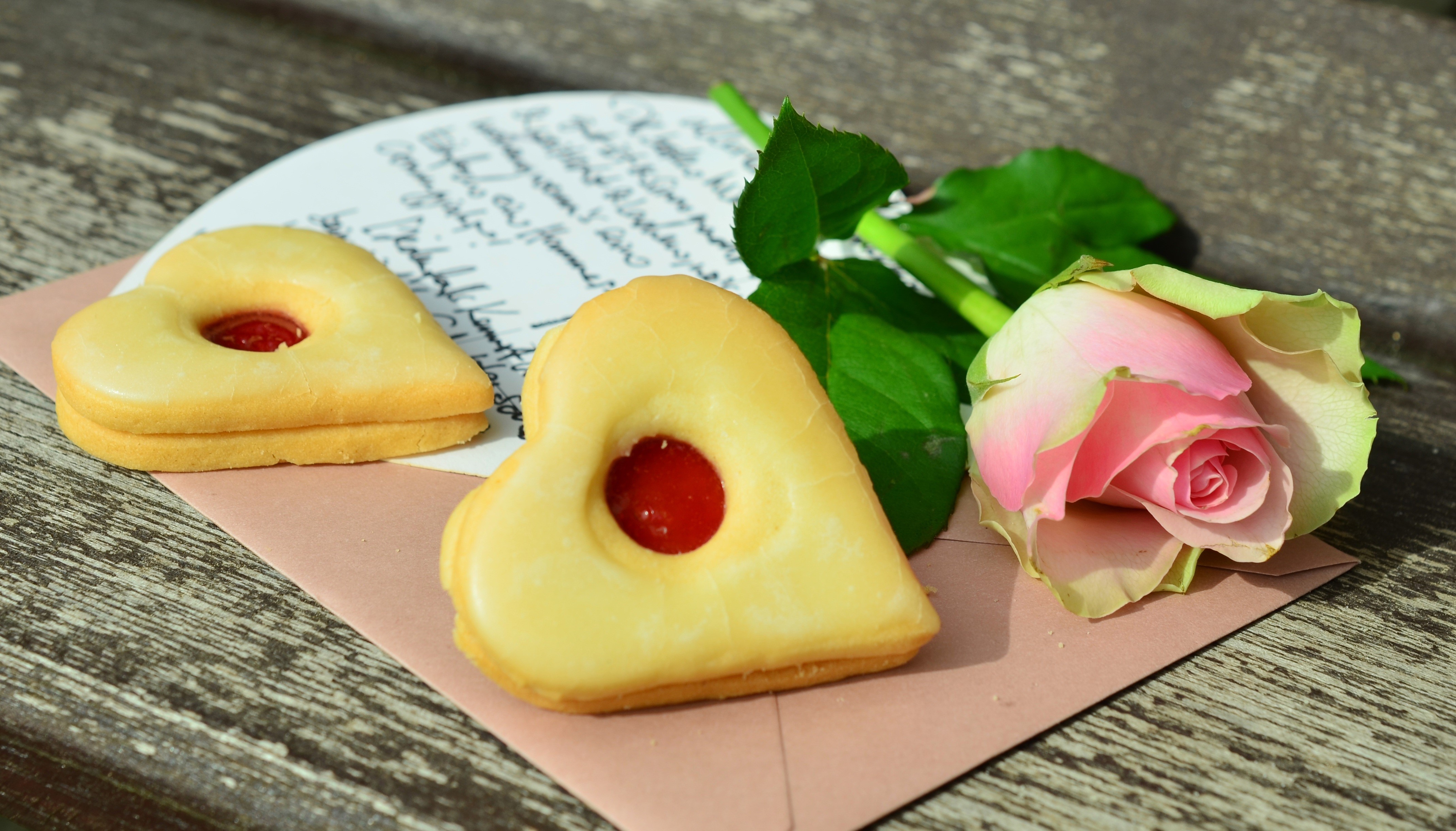Heart-shaped cookies with rose and letter HD Wallpaper