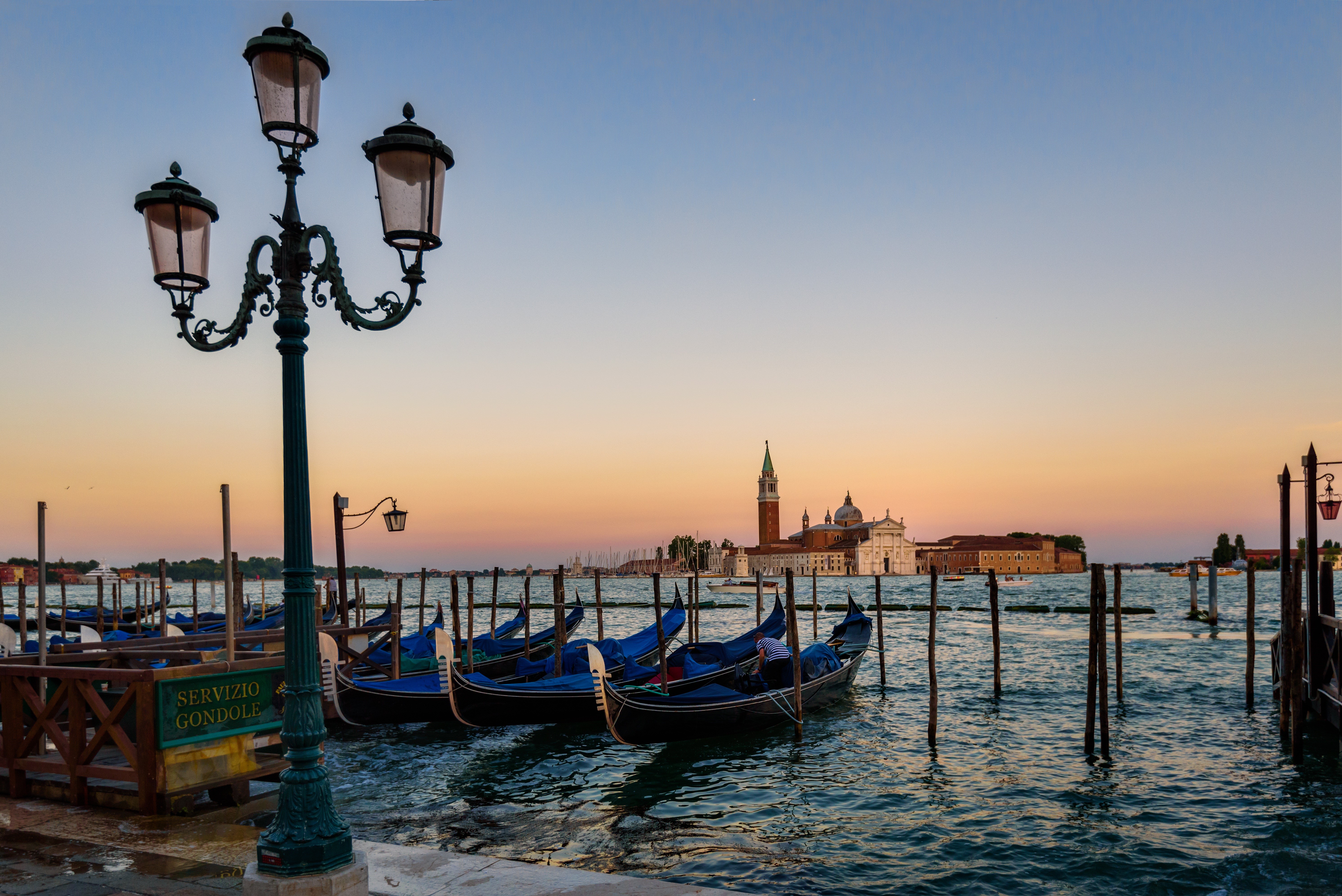 Venice Italy Gondolas at Sunset with Street Lamp HD Wallpaper