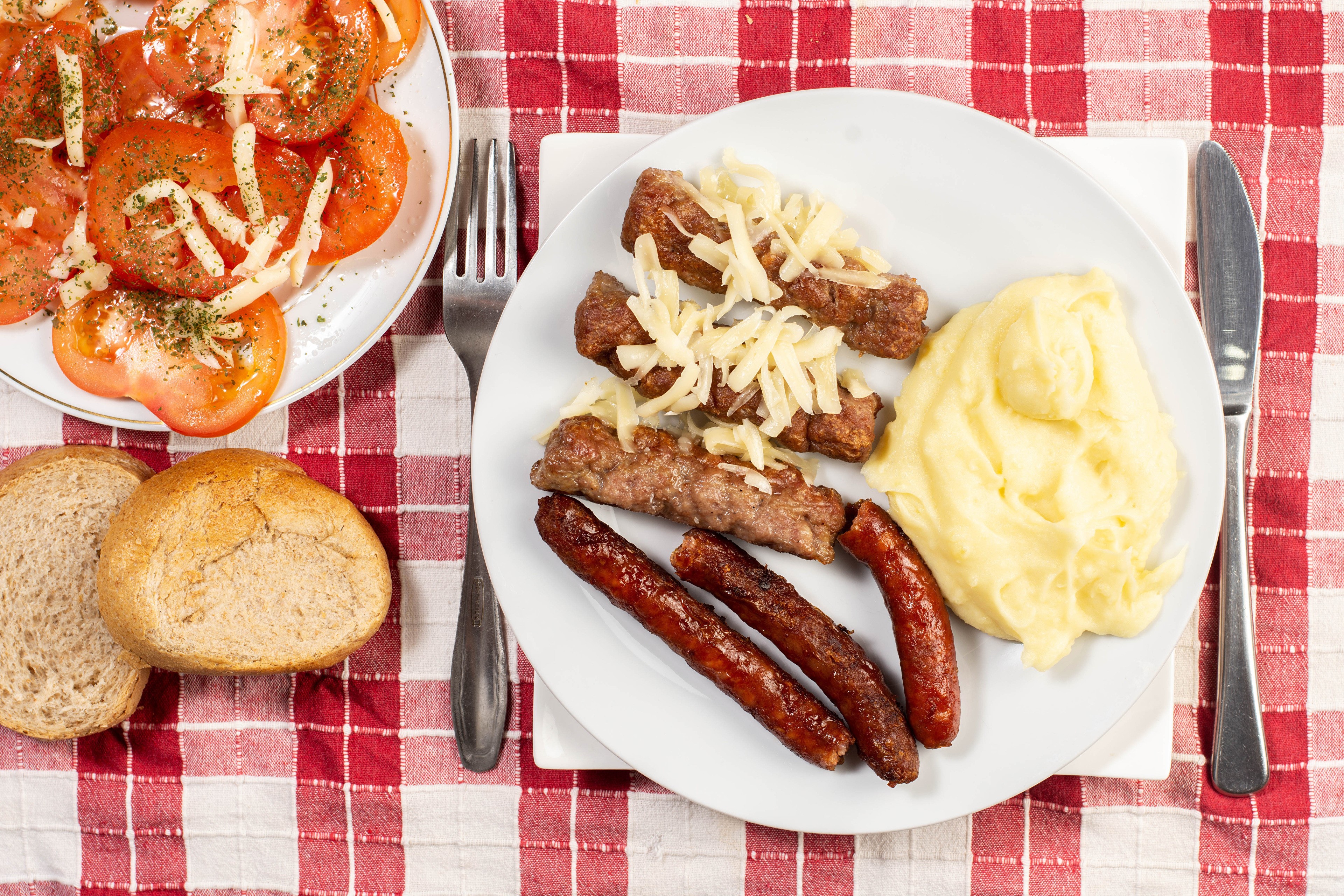 Sausages with mashed potatoes and tomato salad HD Wallpaper
