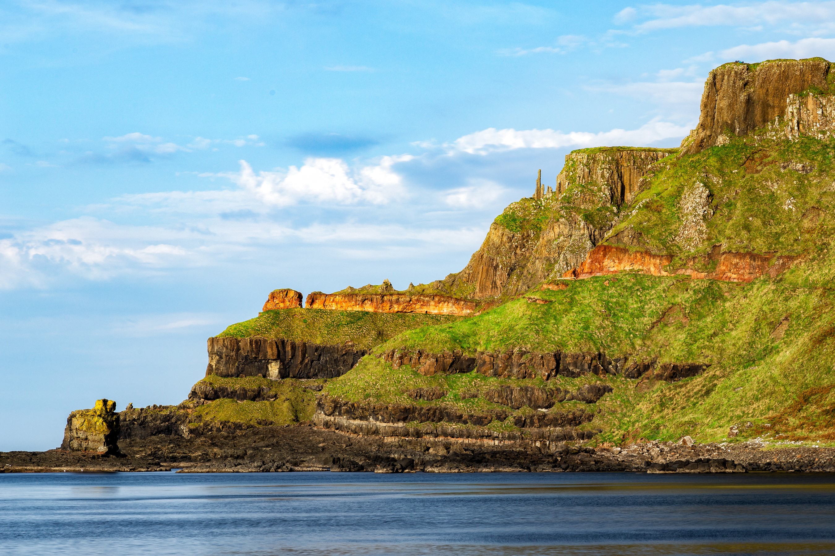 Giant's Causeway cliffs and bay in Ireland HD Wallpaper