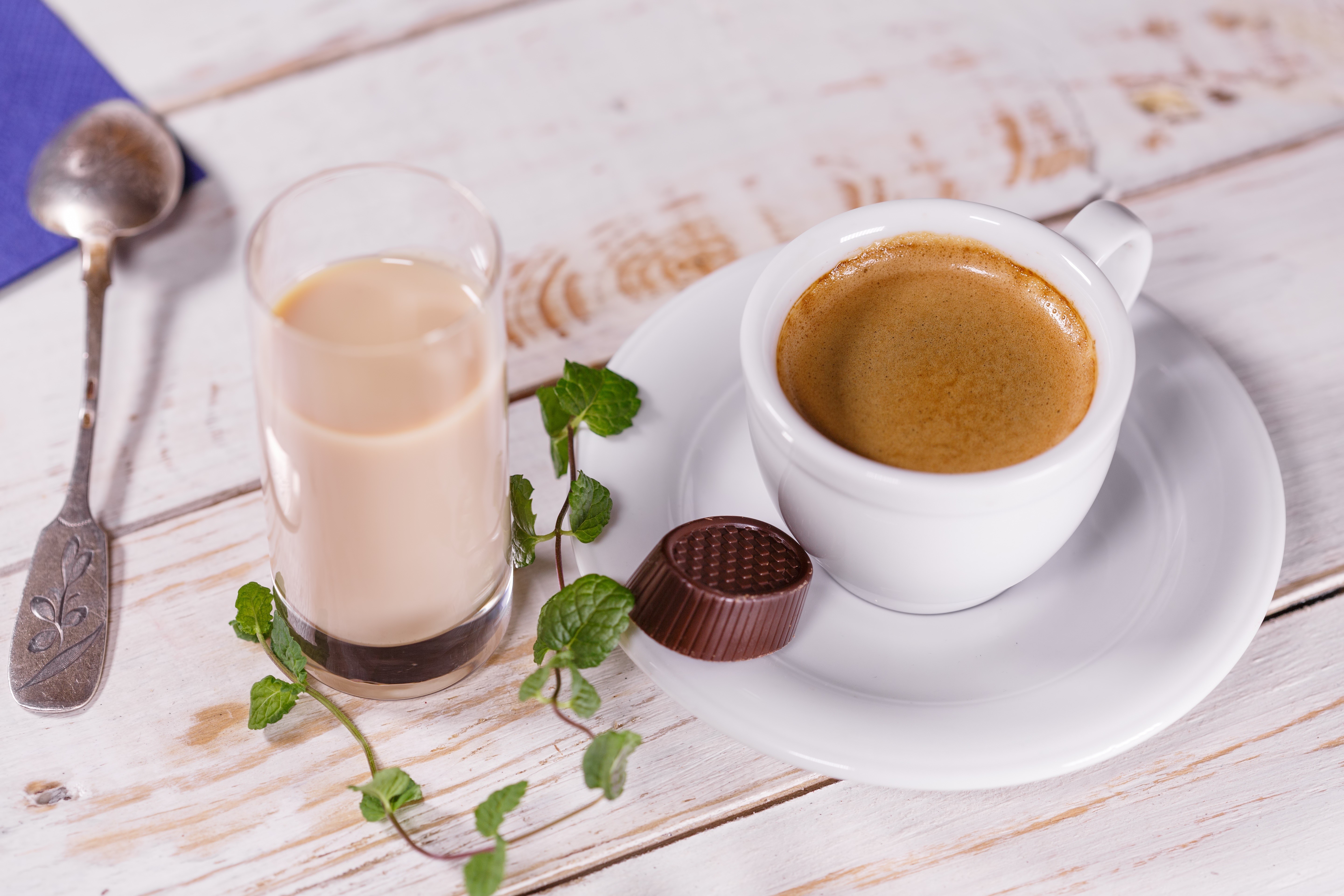 Espresso cup with chocolate and liqueur HD Wallpaper
