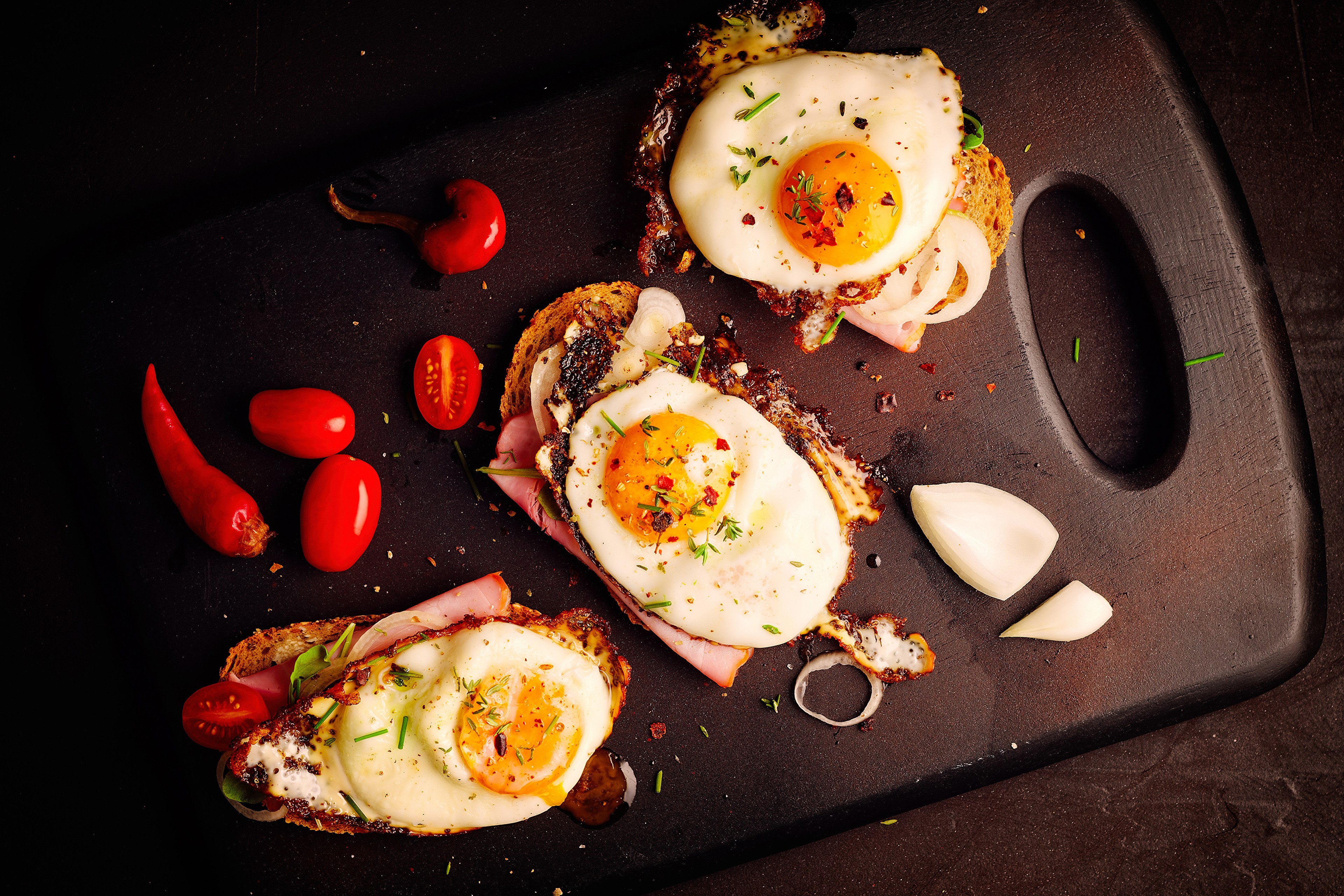 Fried eggs on toast with ham and tomatoes HD Wallpaper