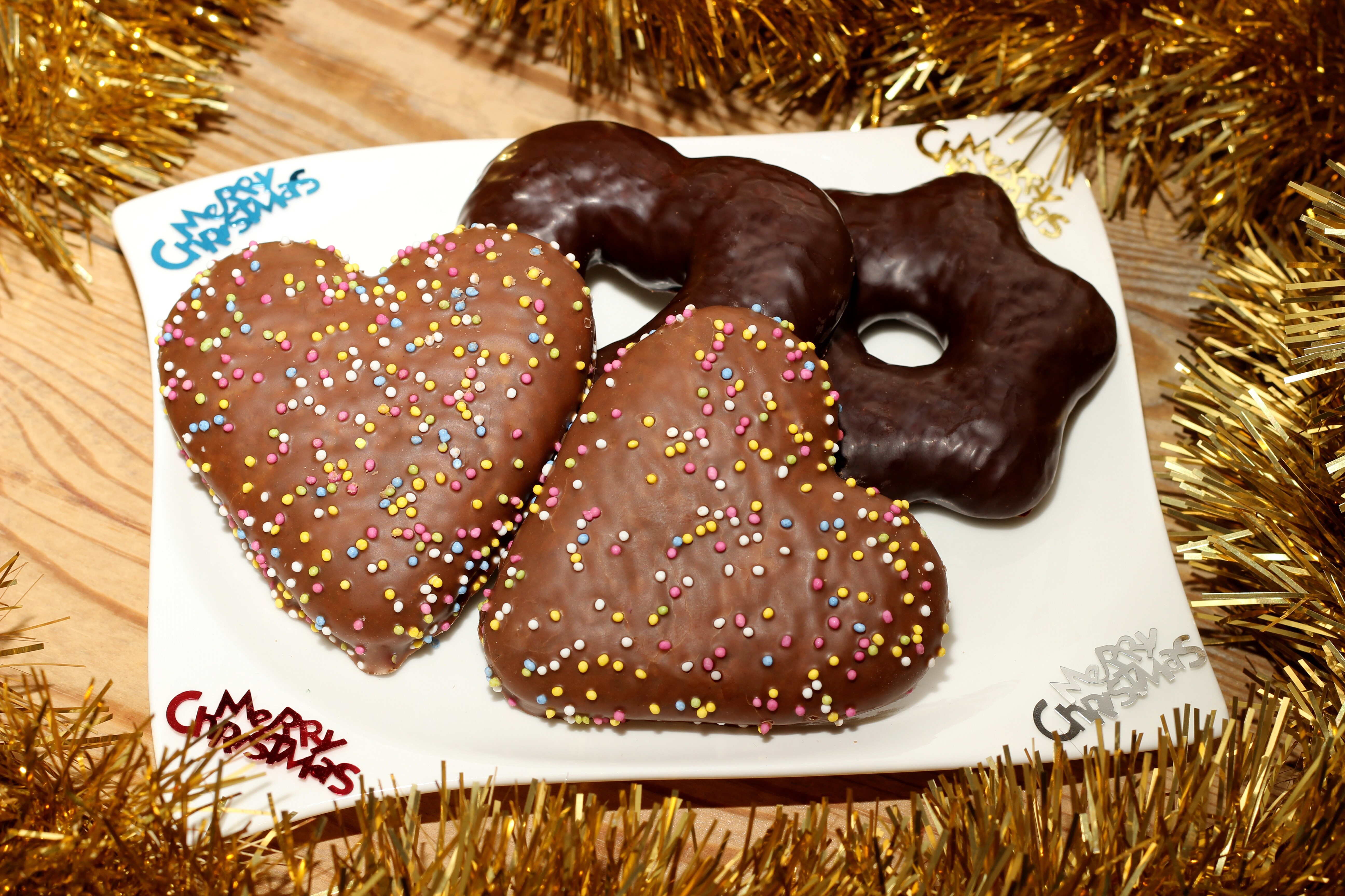 Christmas chocolate cookies on a plate HD Wallpaper