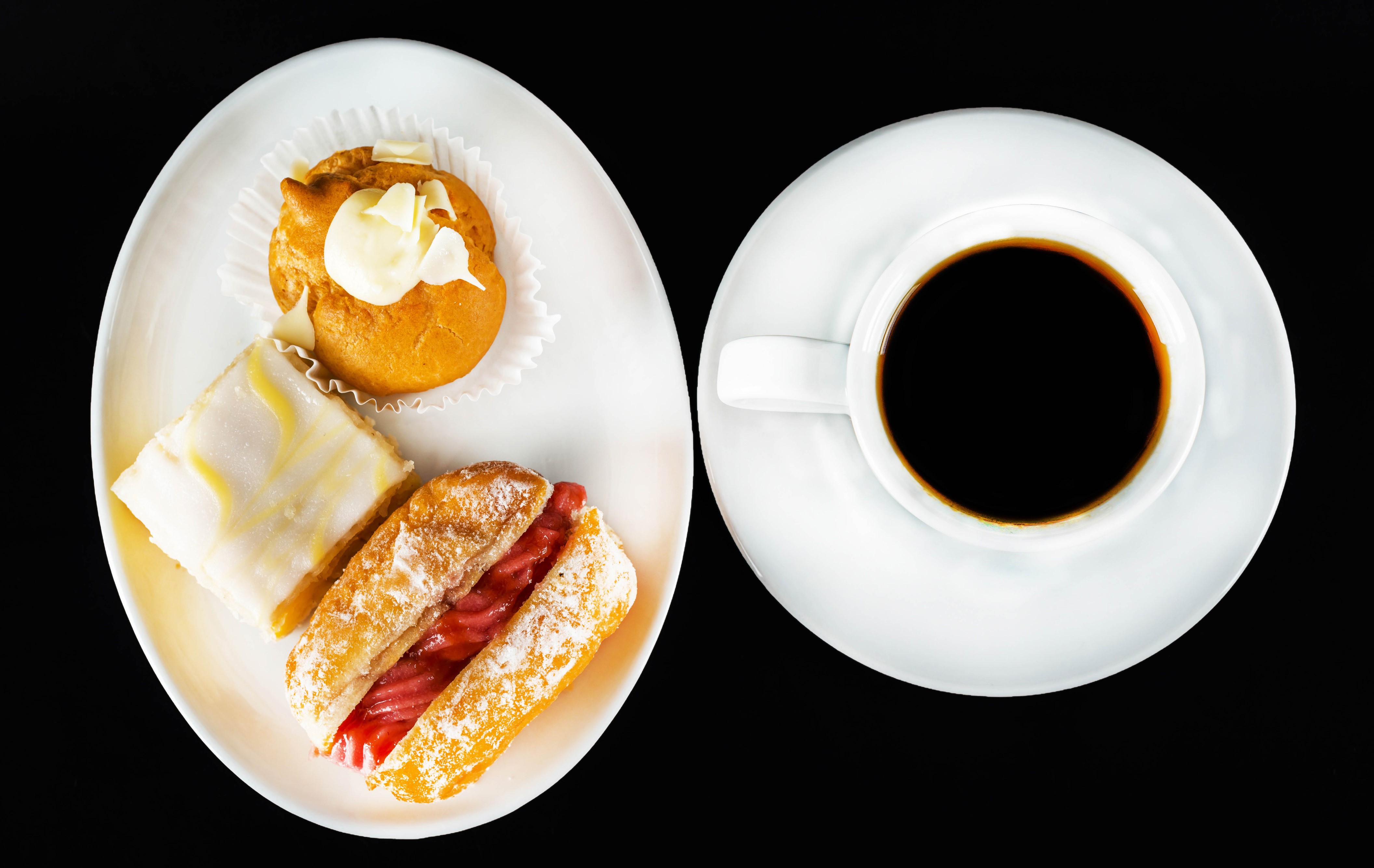 Coffee and pastries on a plate HD Wallpaper