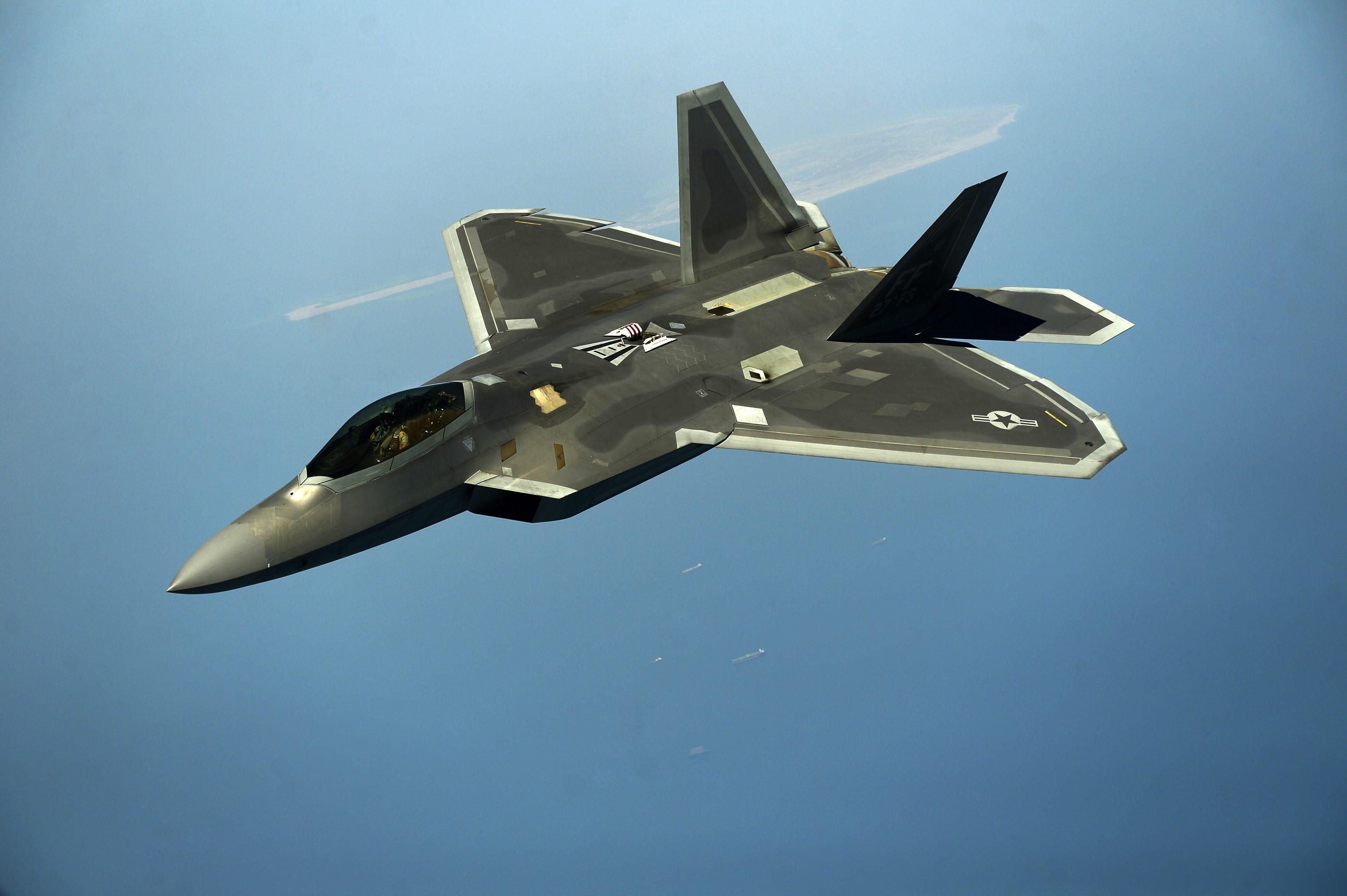 Lockheed/Boeing F-22 Raptor fighter jet in flight HD Wallpaper
