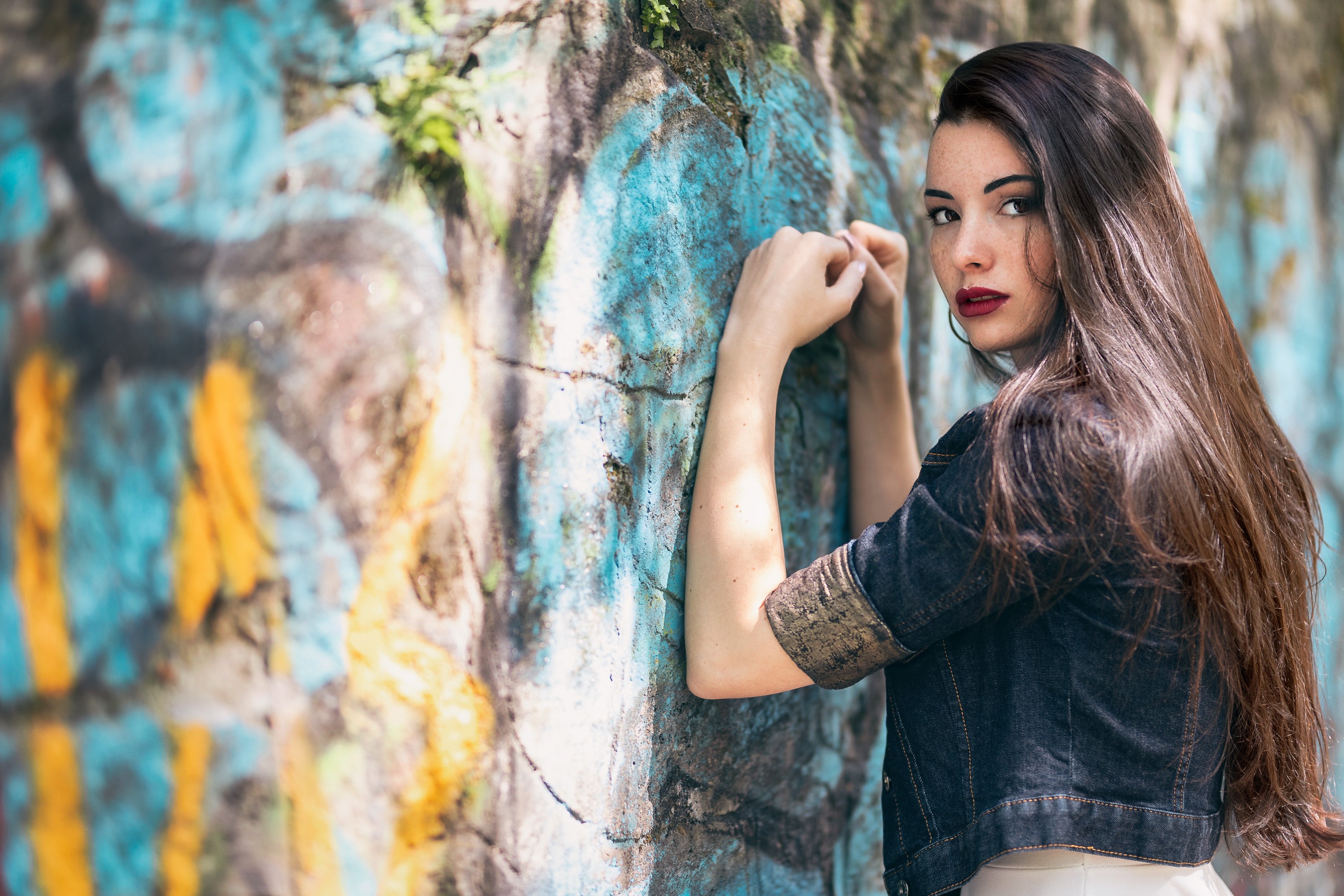 Woman leaning against graffiti wall HD Wallpaper