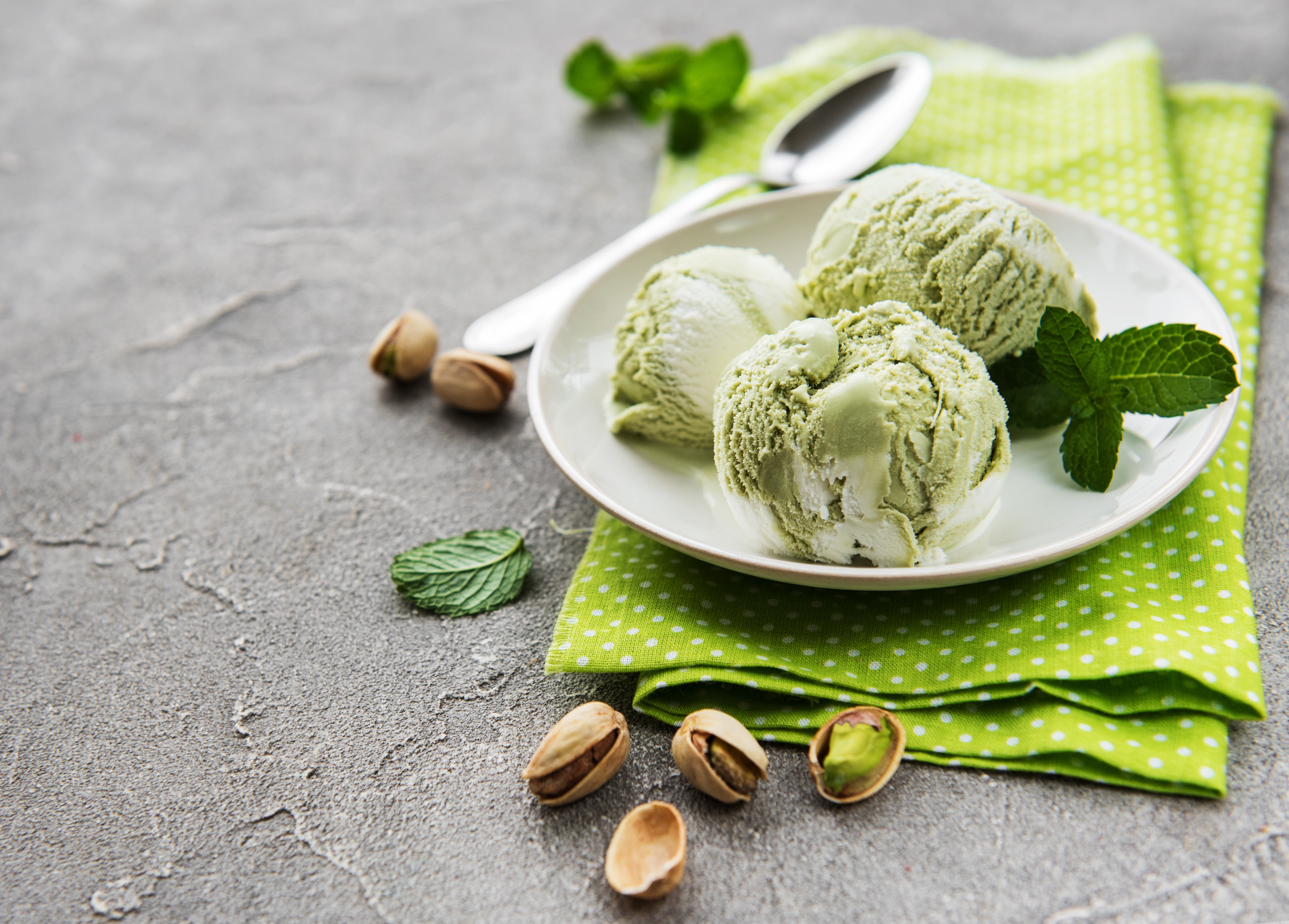 Pistachio ice cream scoops with pistachios and mint HD Wallpaper