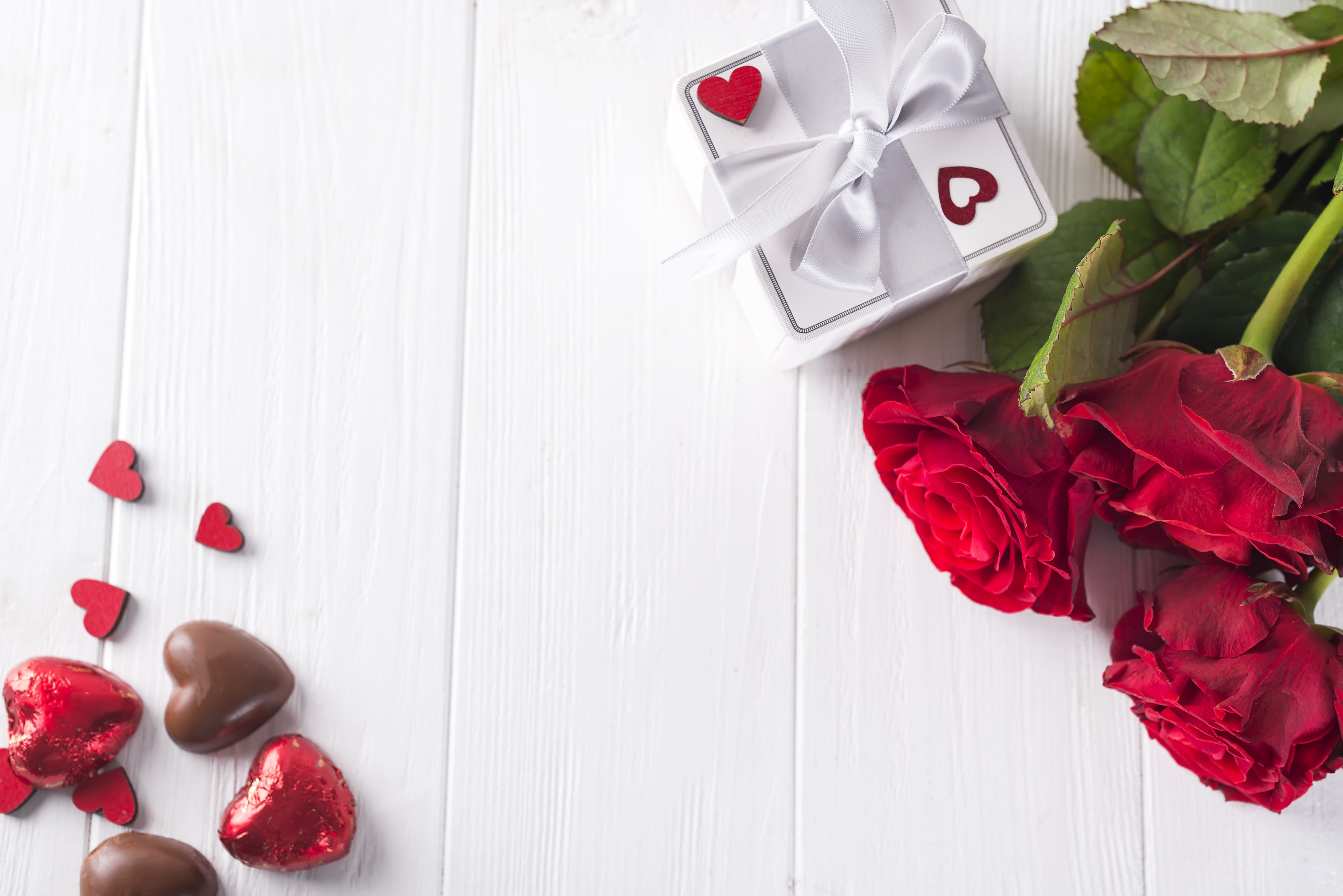 Valentine's Day Gift Box with Roses and Chocolates HD Wallpaper