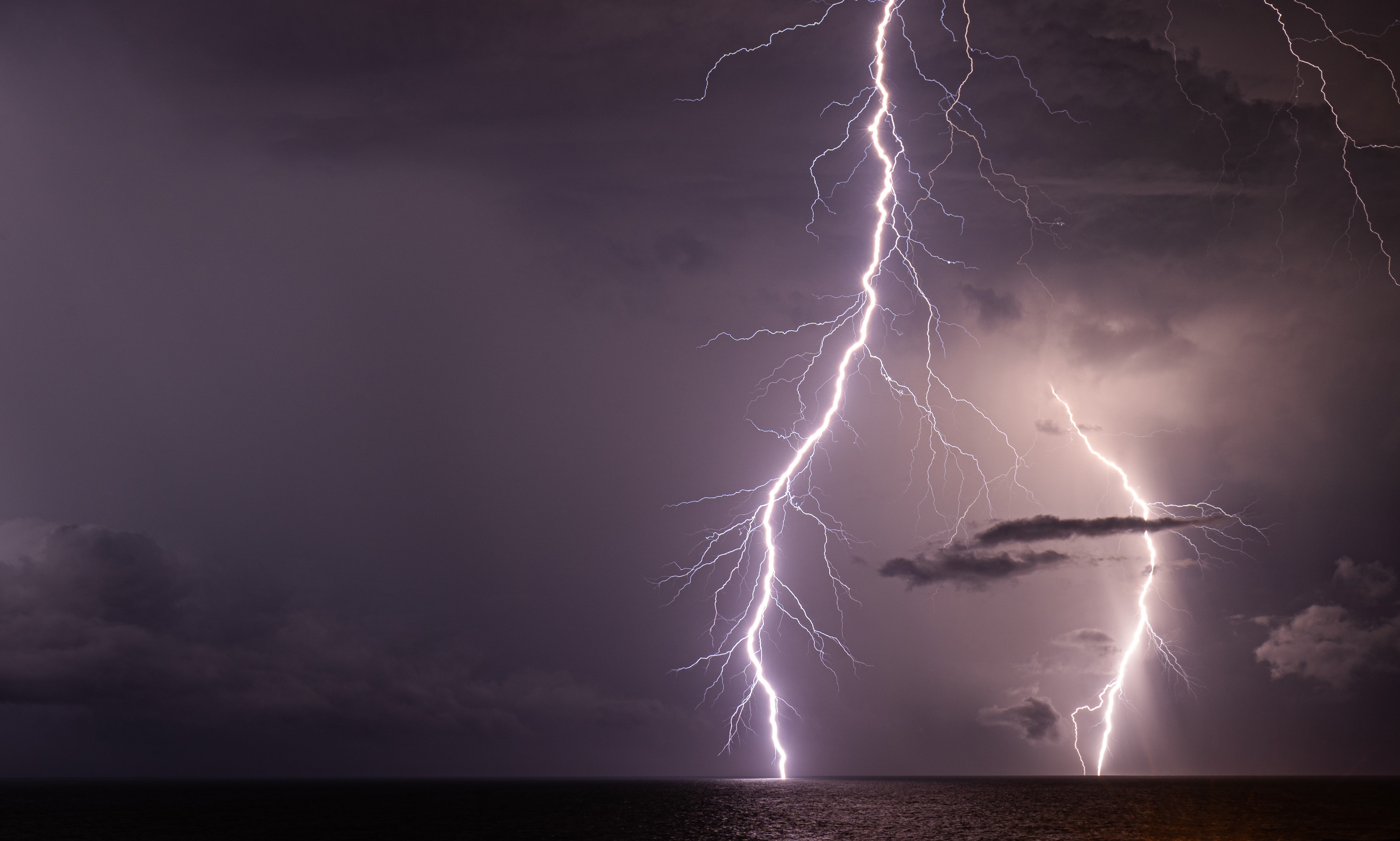 Lightning strikes the Atlantic Ocean at night HD Wallpaper
