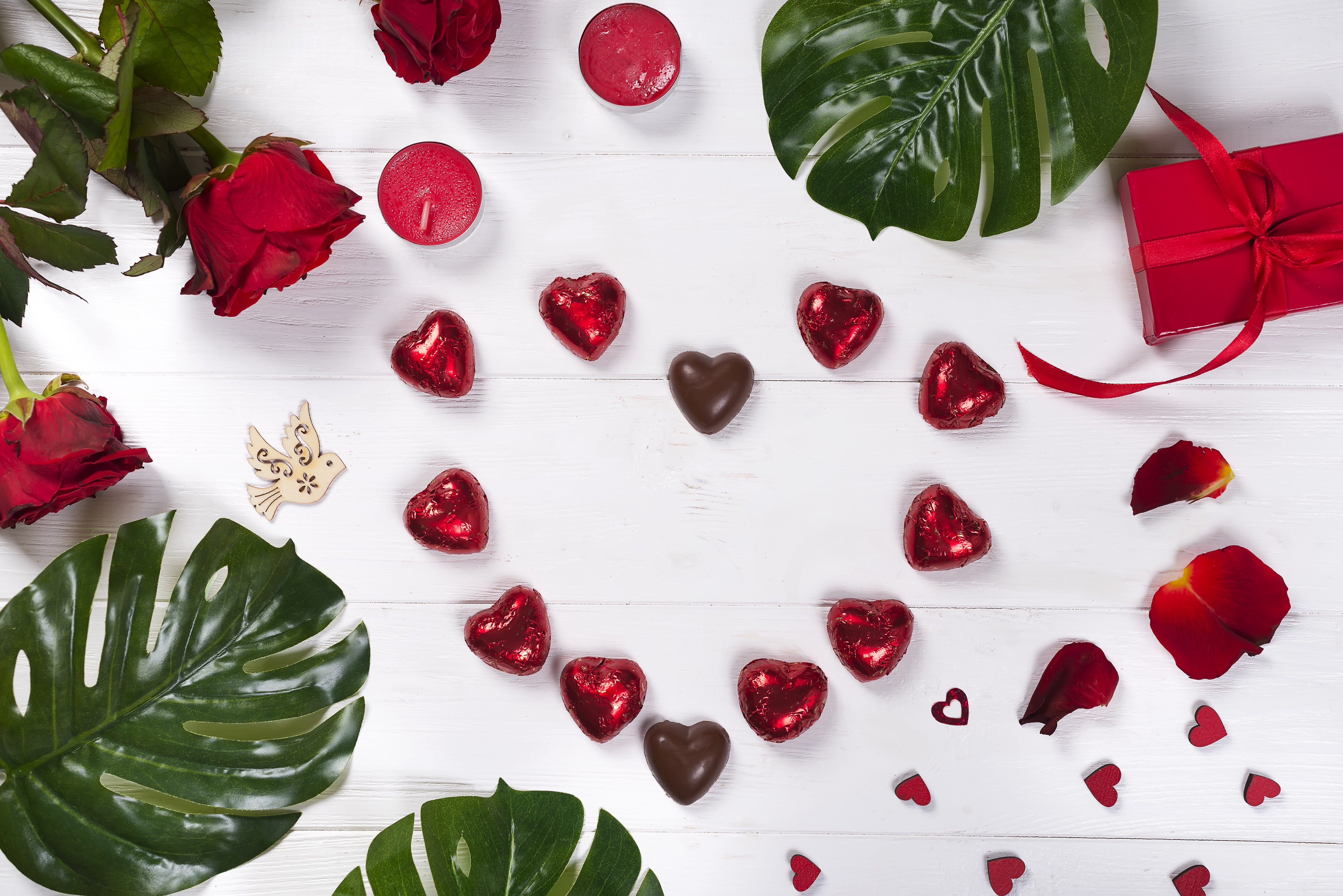 Valentine's Day Heart Shape Candies and Roses HD Wallpaper
