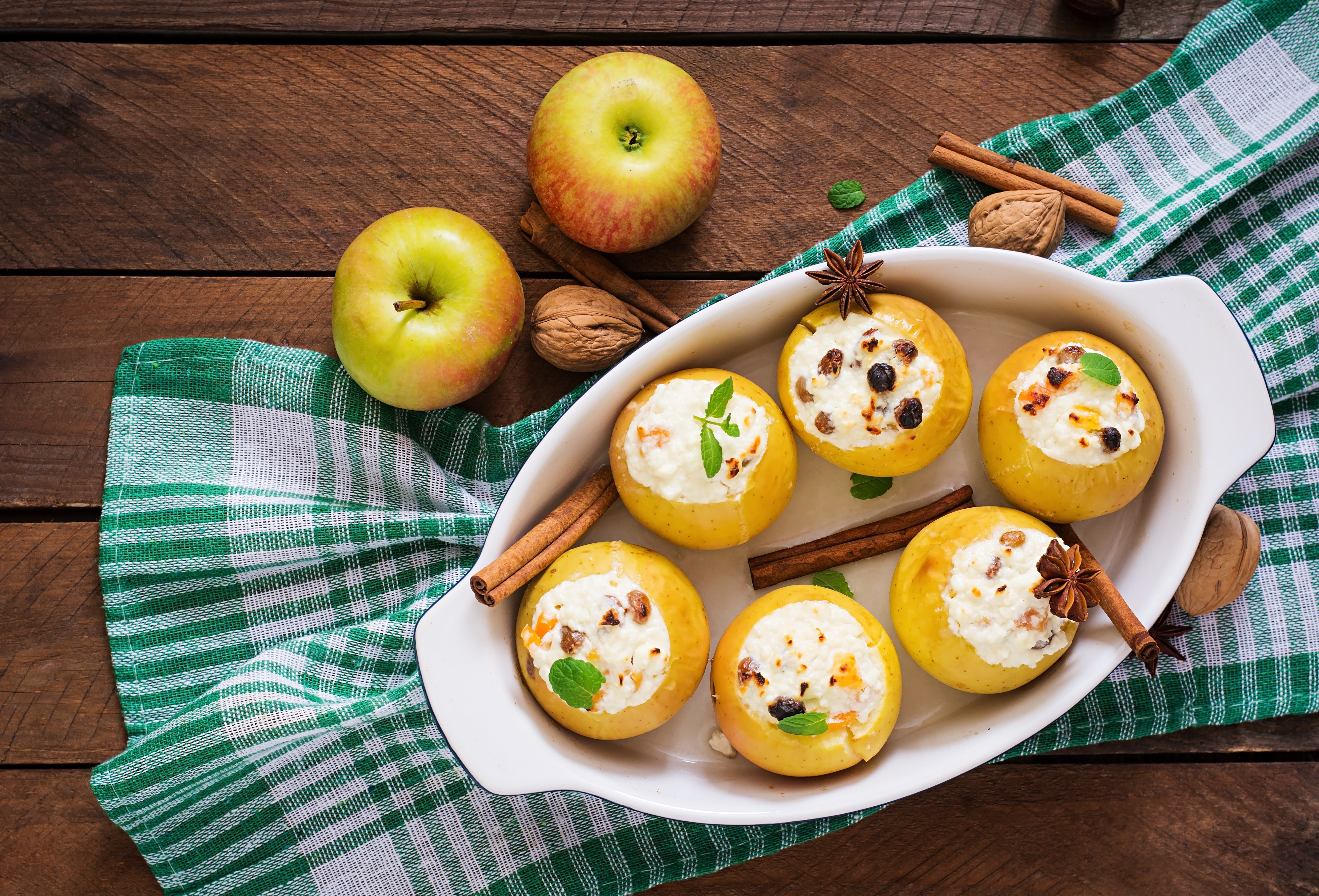 Baked Apples with Creamy Filling and Cinnamon HD Wallpaper