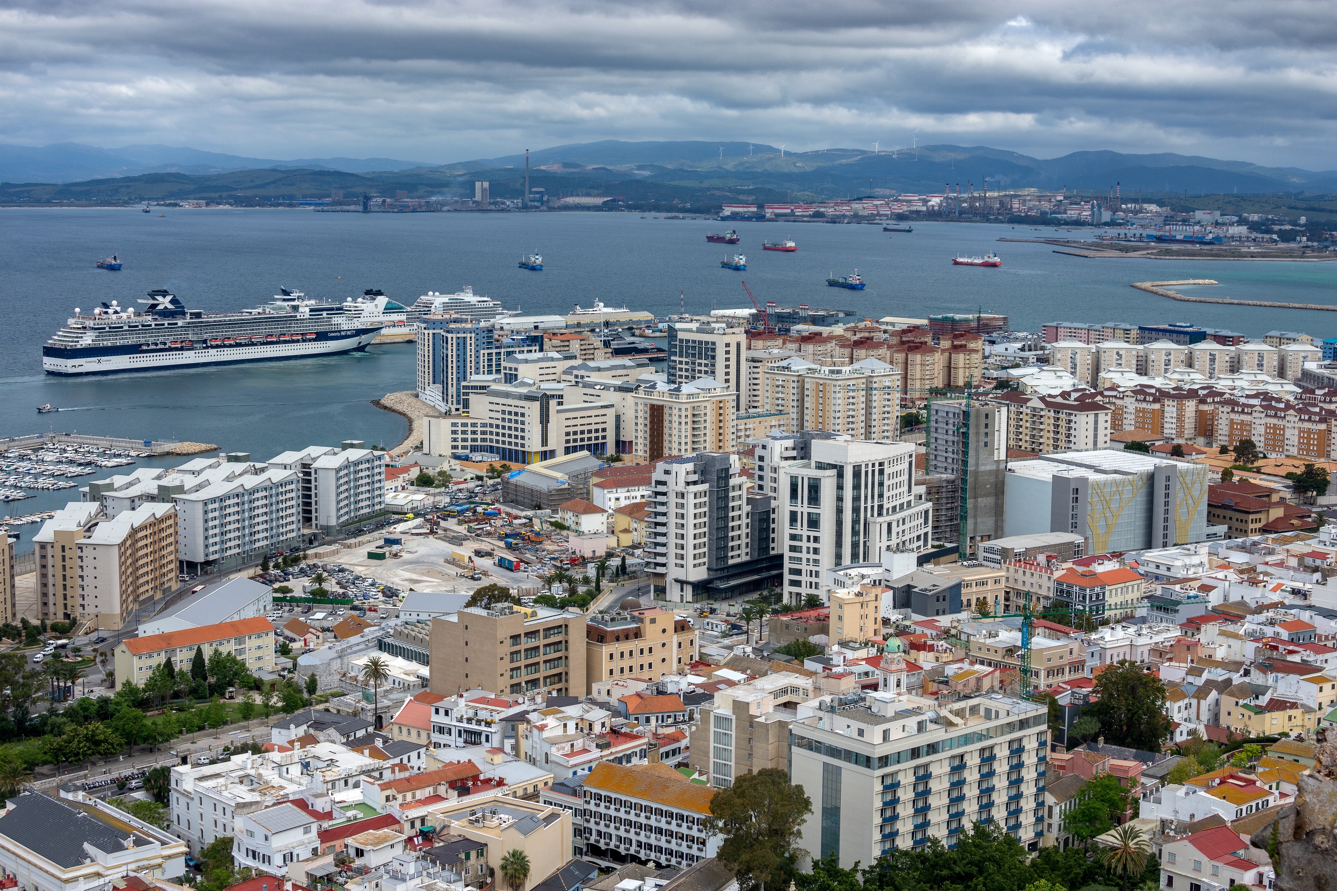 Gibraltar cityscape with cruise ship and harbor HD Wallpaper