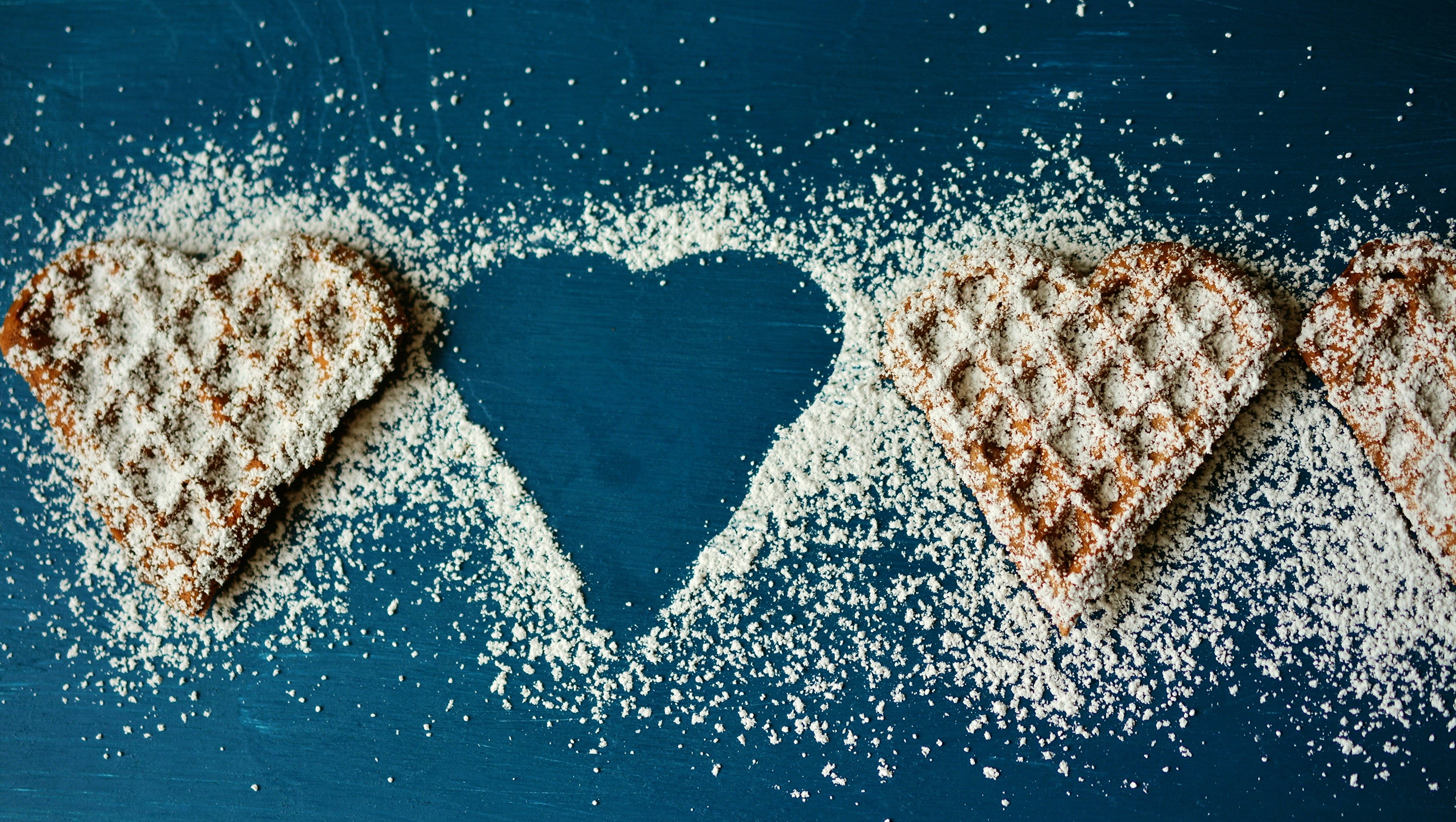 Heart-shaped waffles with powdered sugar HD Wallpaper