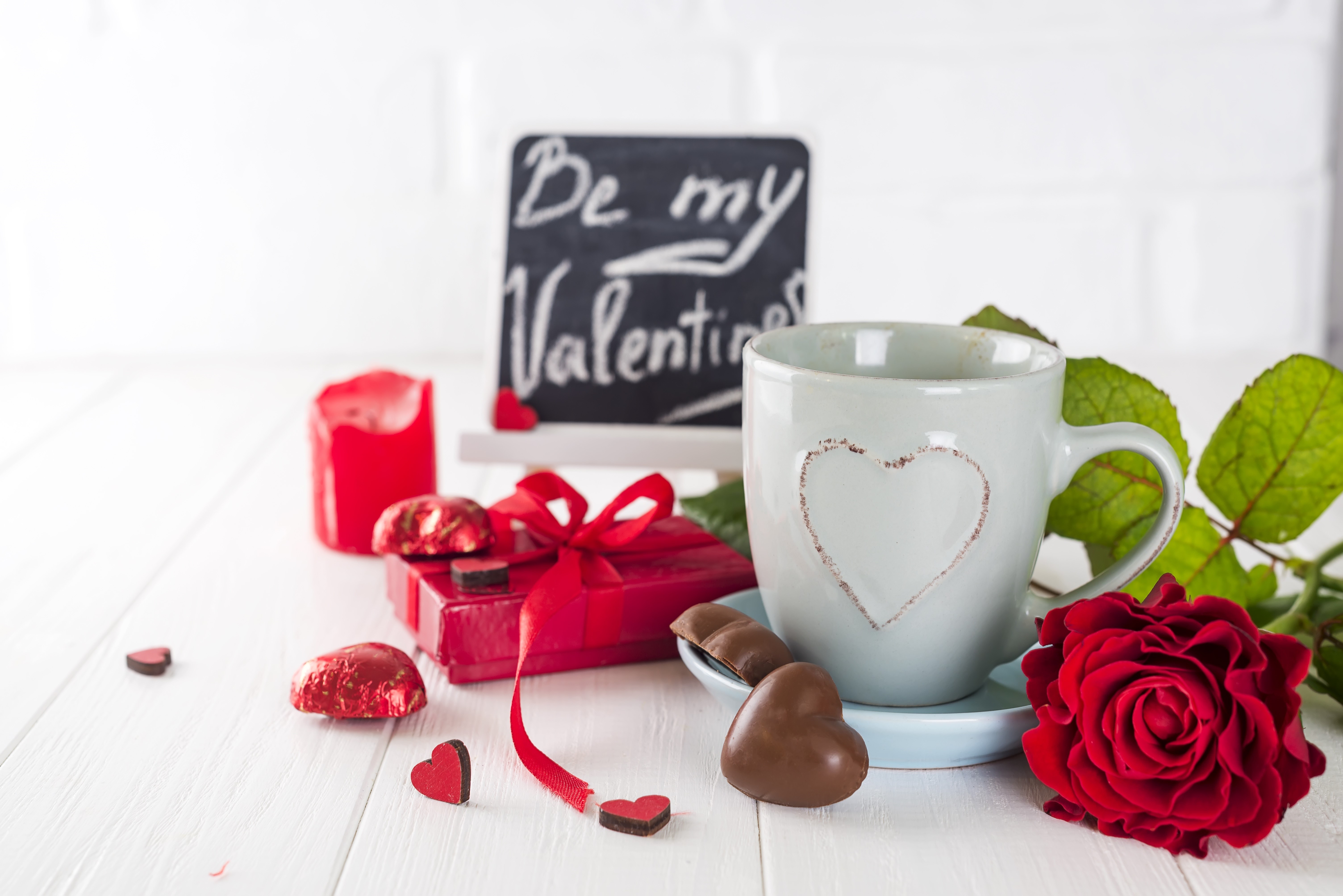 Valentine's Day gift with rose and coffee mug HD Wallpaper