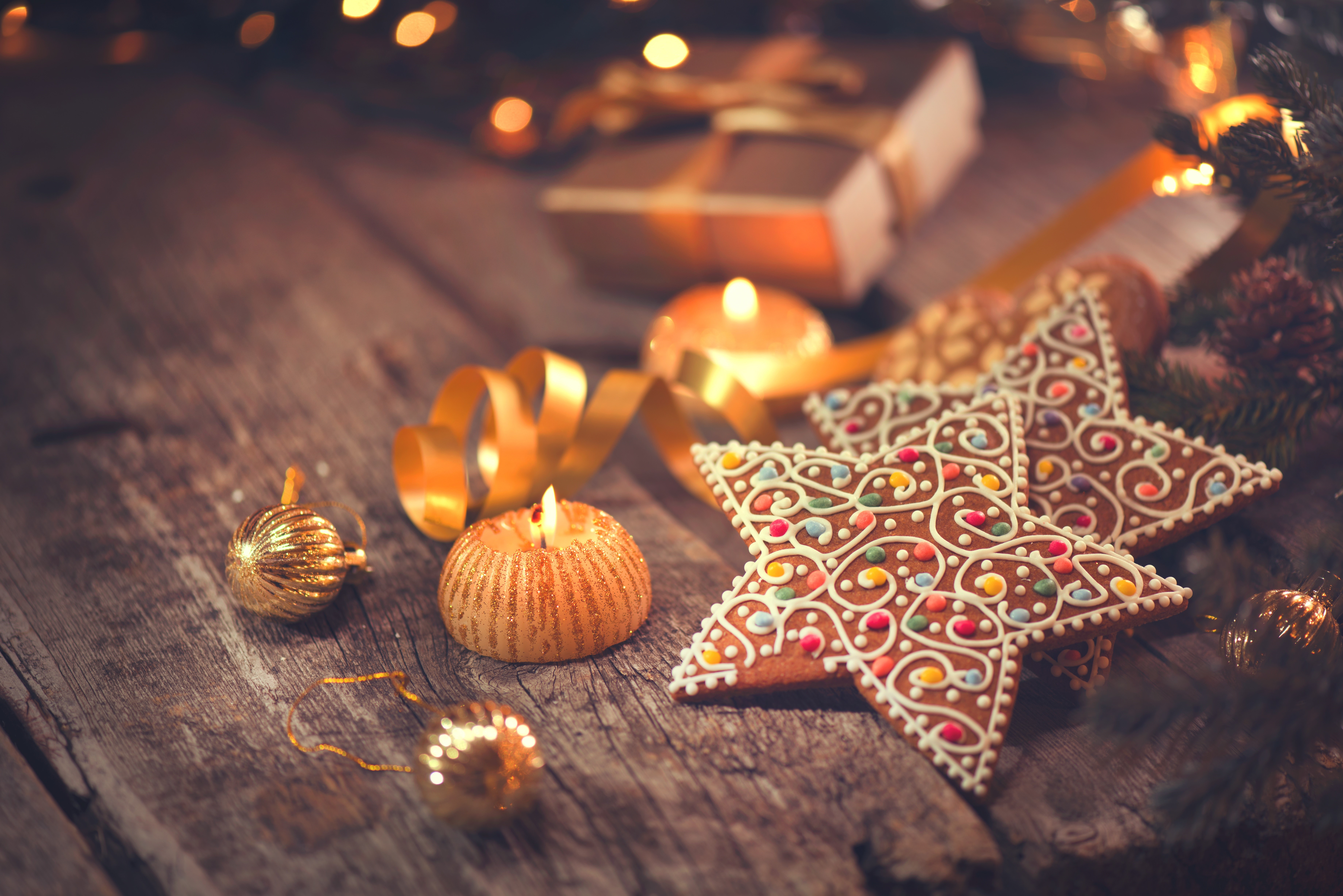 Christmas star cookies with candles and ornaments HD Wallpaper