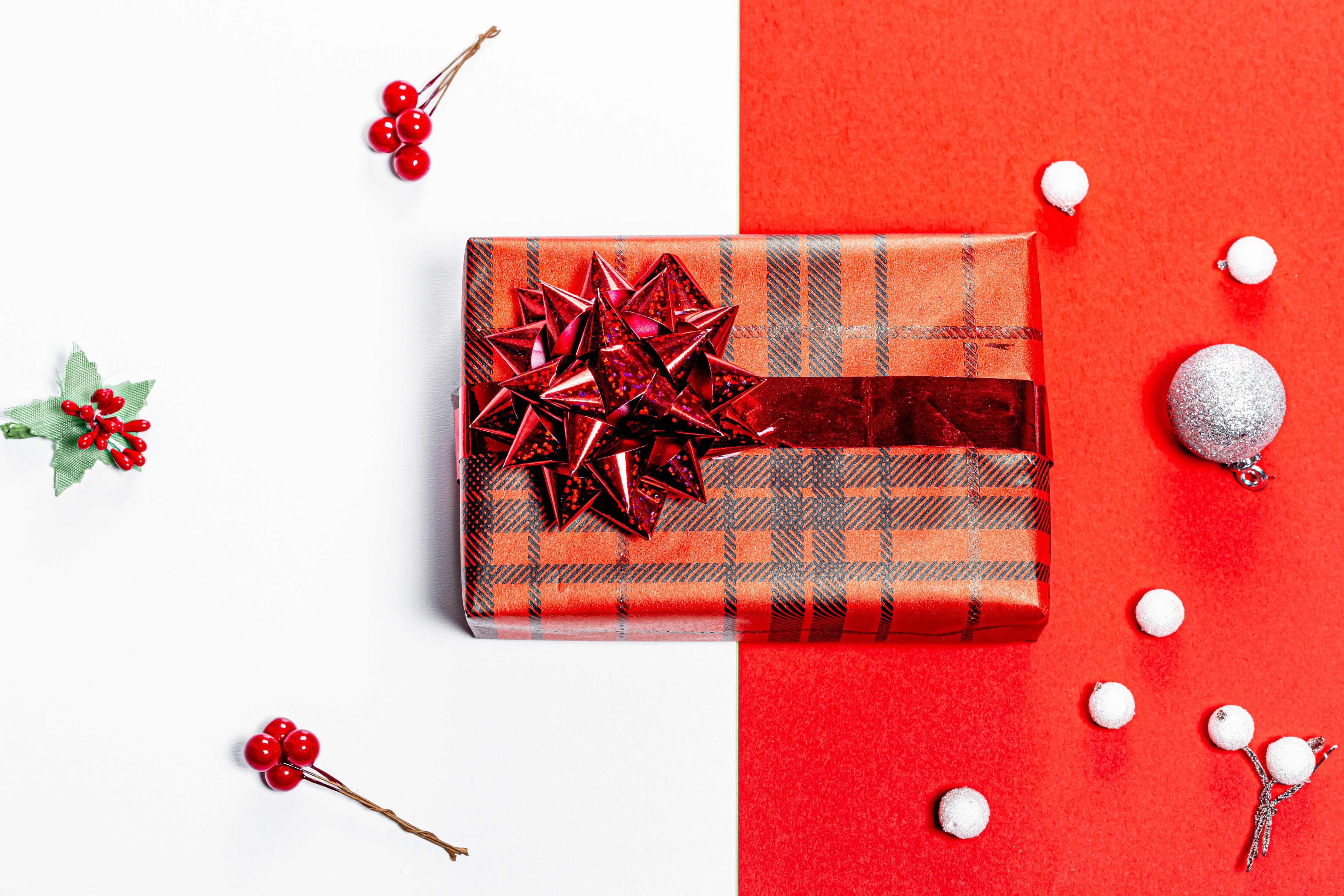 Christmas gift with berries and ornaments HD Wallpaper