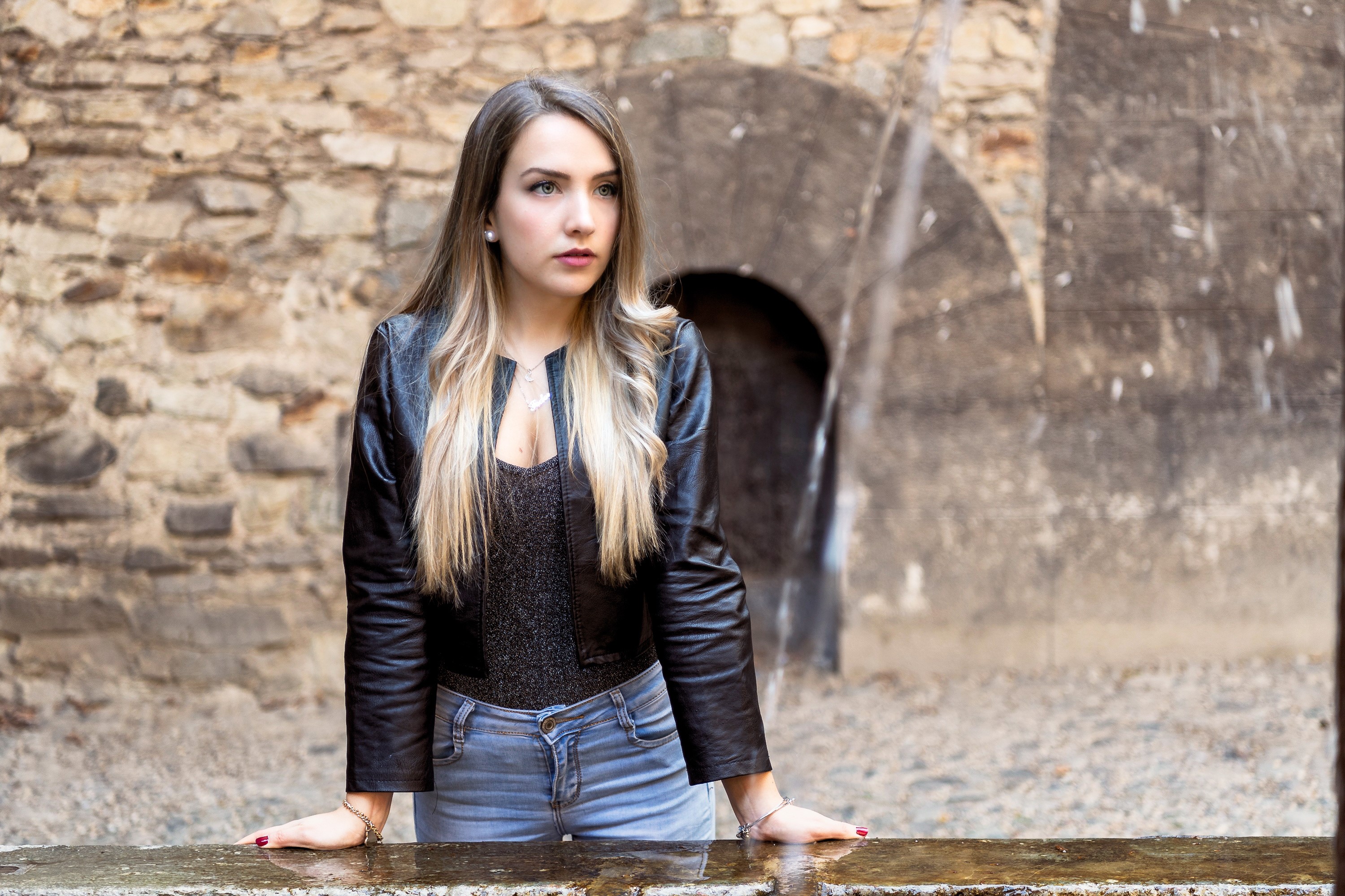 Woman in leather jacket and jeans HD Wallpaper