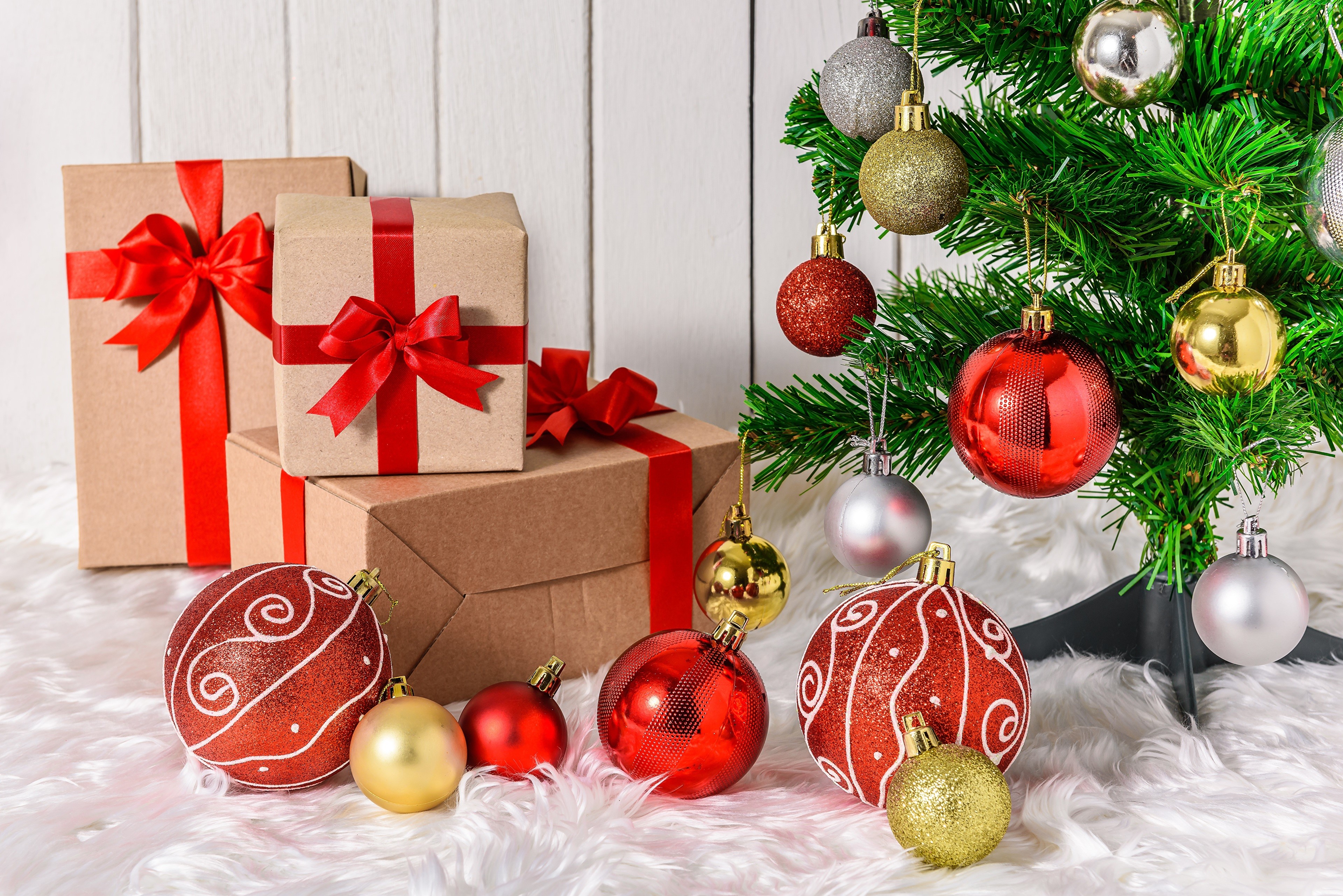 Christmas tree with ornaments and gifts HD Wallpaper