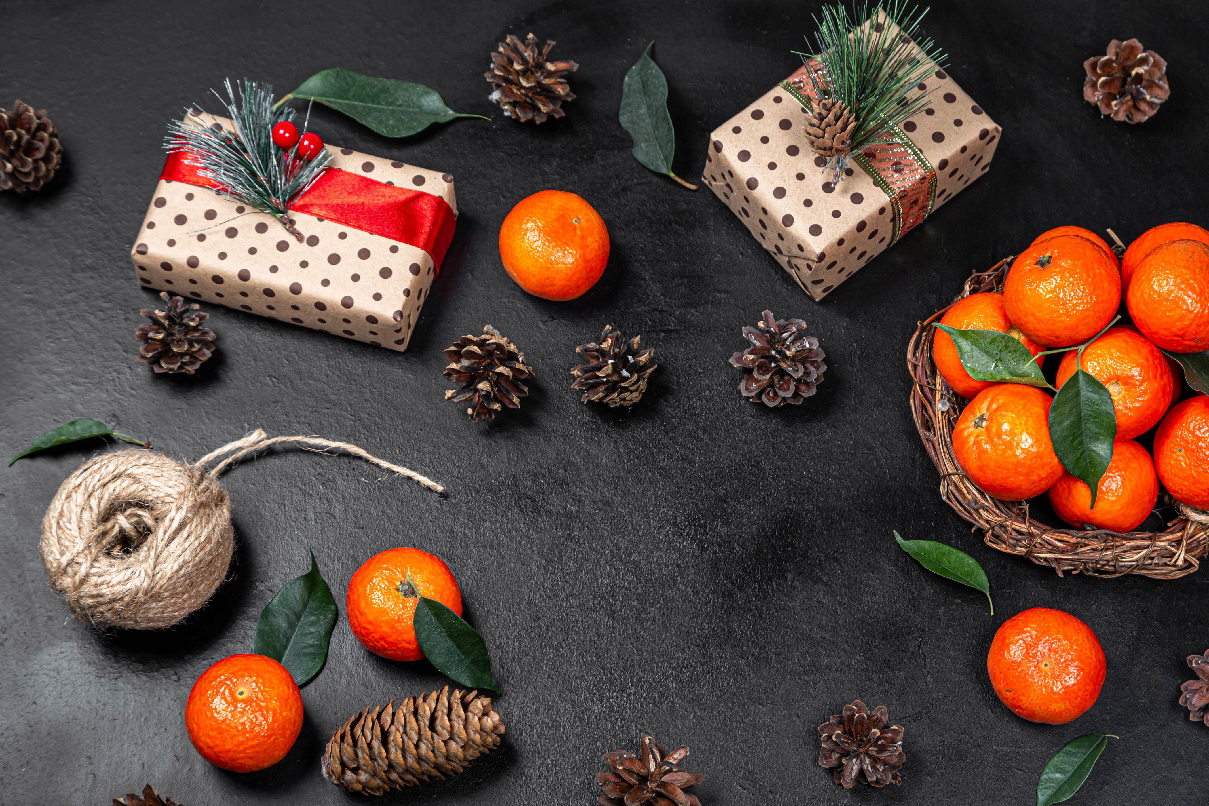 Christmas gifts and mandarines with pine cones HD Wallpaper