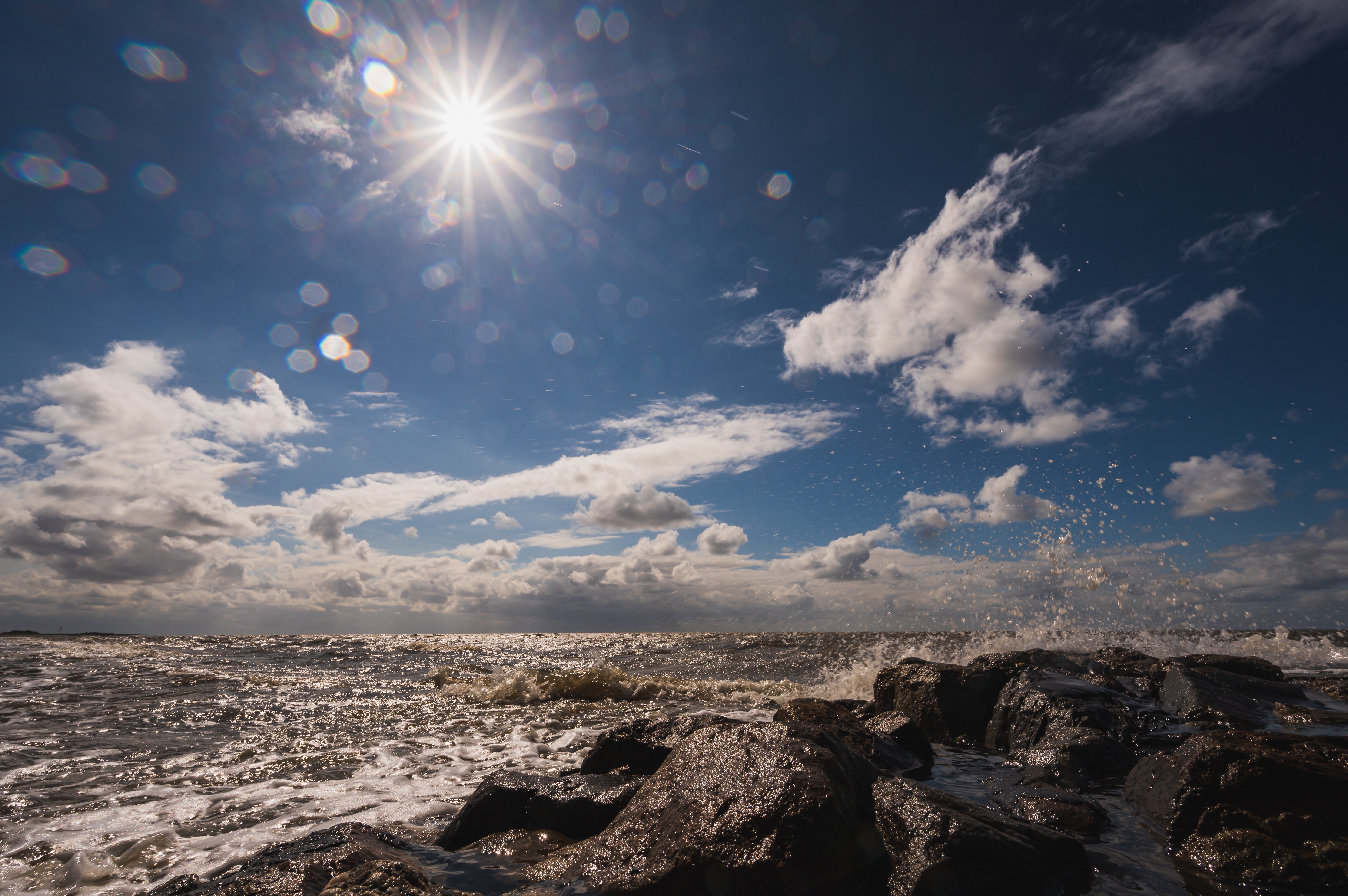 Sea with Sun Rays and Water Splash HD Wallpaper