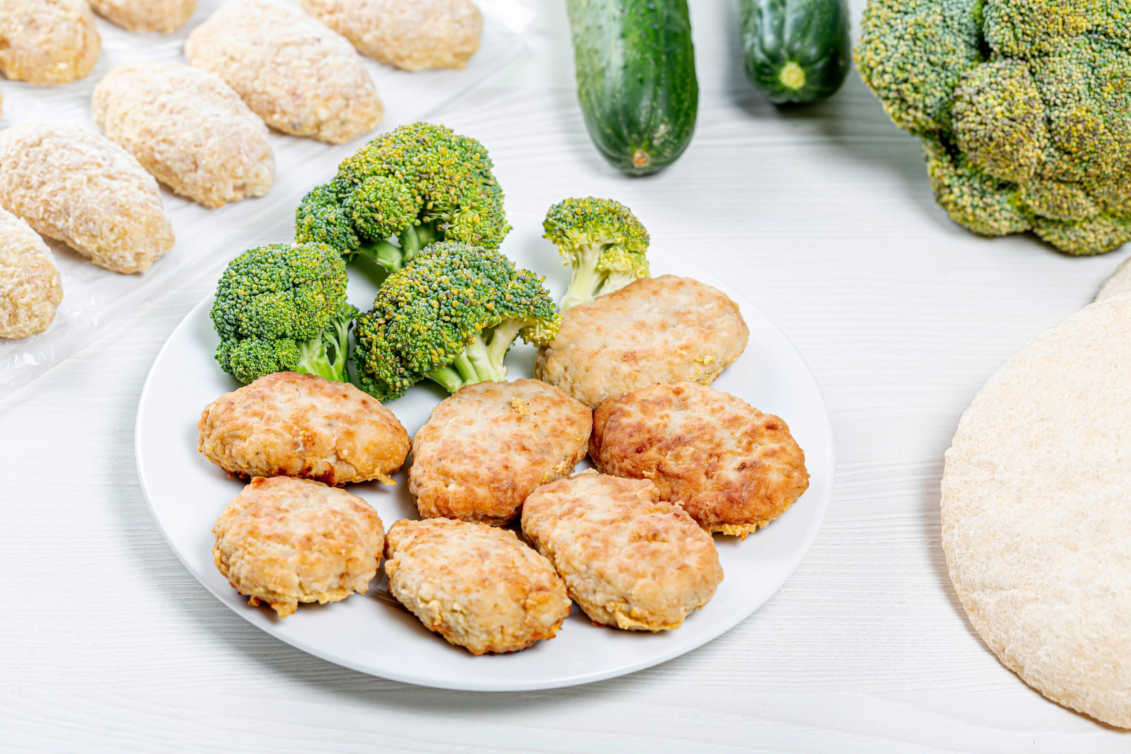 Frikadeller and broccoli on a plate HD Wallpaper