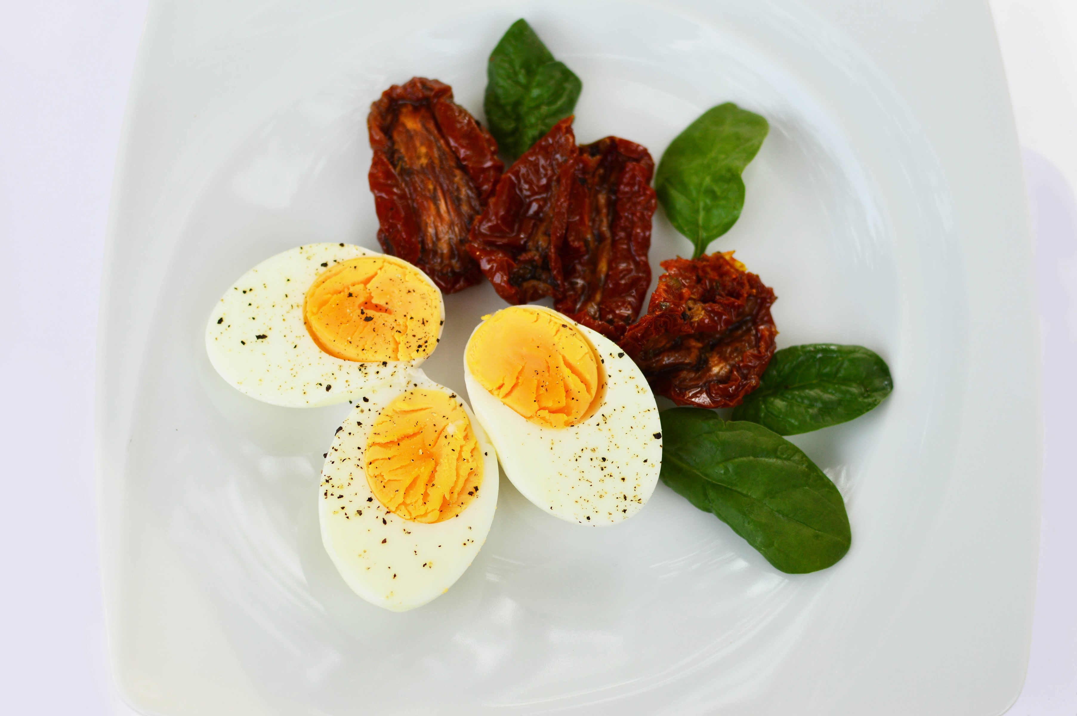 Hard-boiled eggs with sun-dried tomatoes and spinach HD Wallpaper