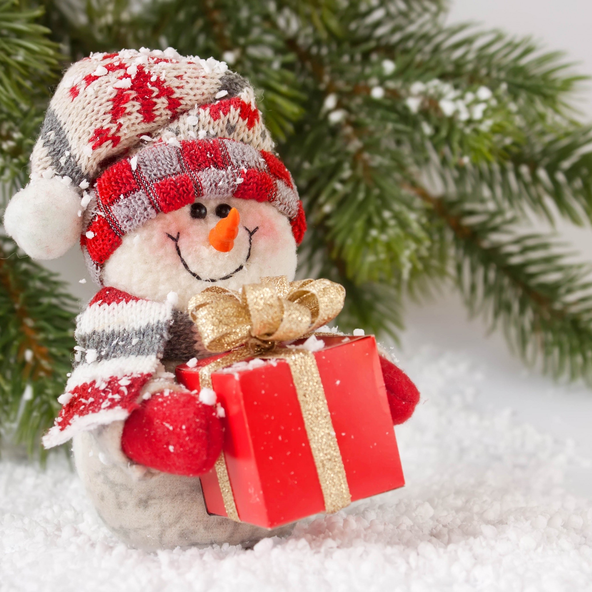 Snowman with a gift and Christmas tree HD Wallpaper