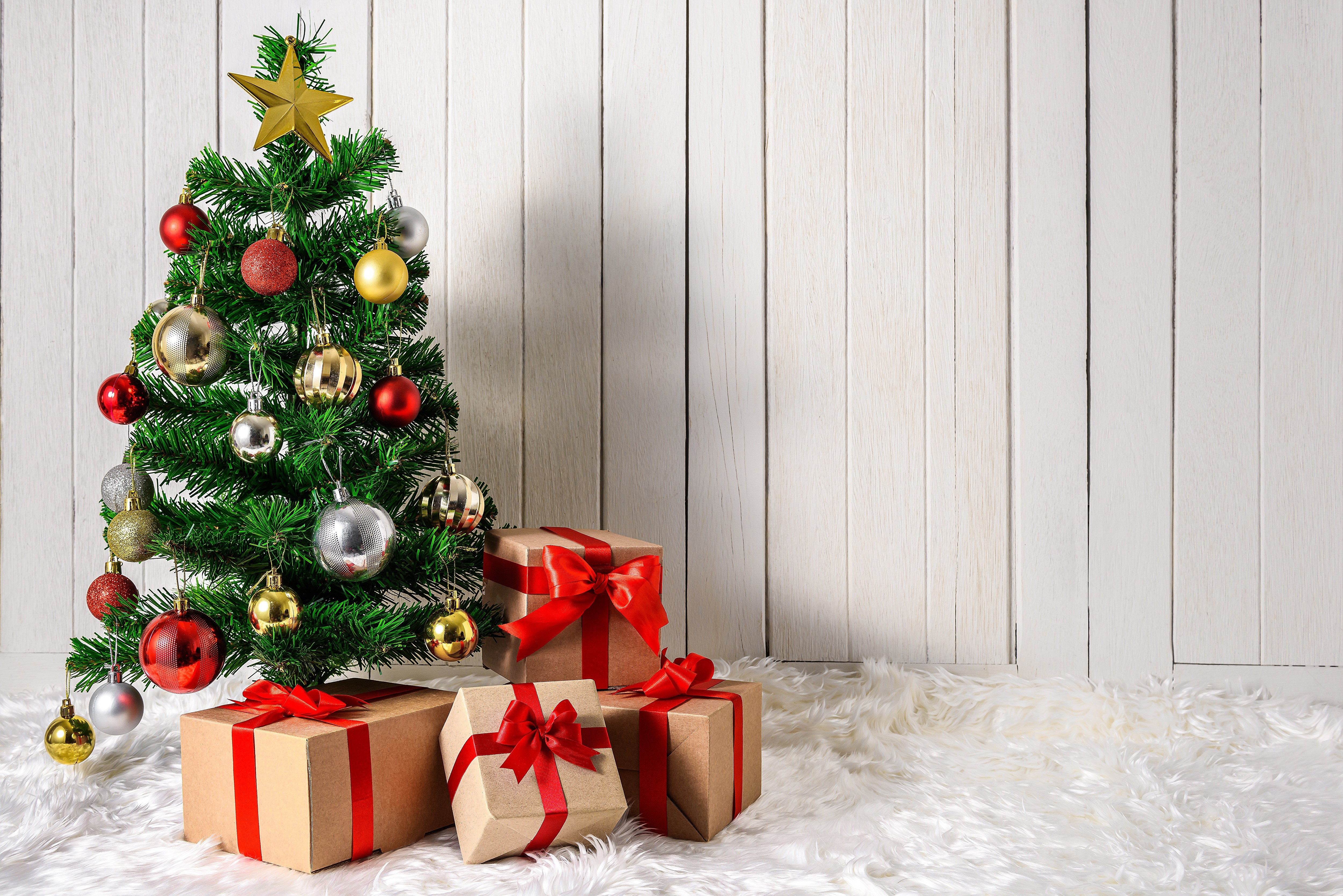 Christmas tree with ornaments and gifts HD Wallpaper