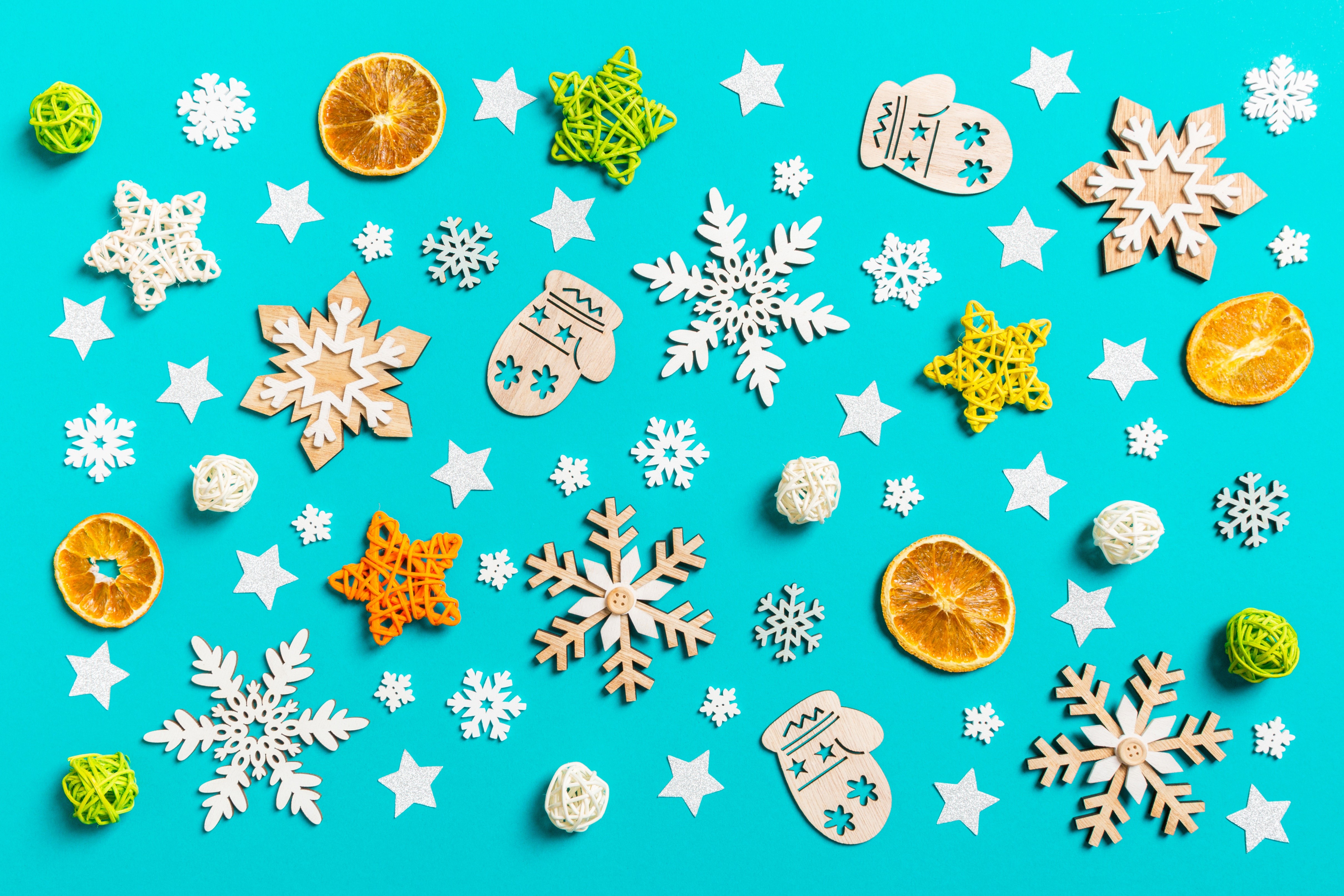 Christmas decorations: snowflakes, mittens, stars, and oranges HD Wallpaper