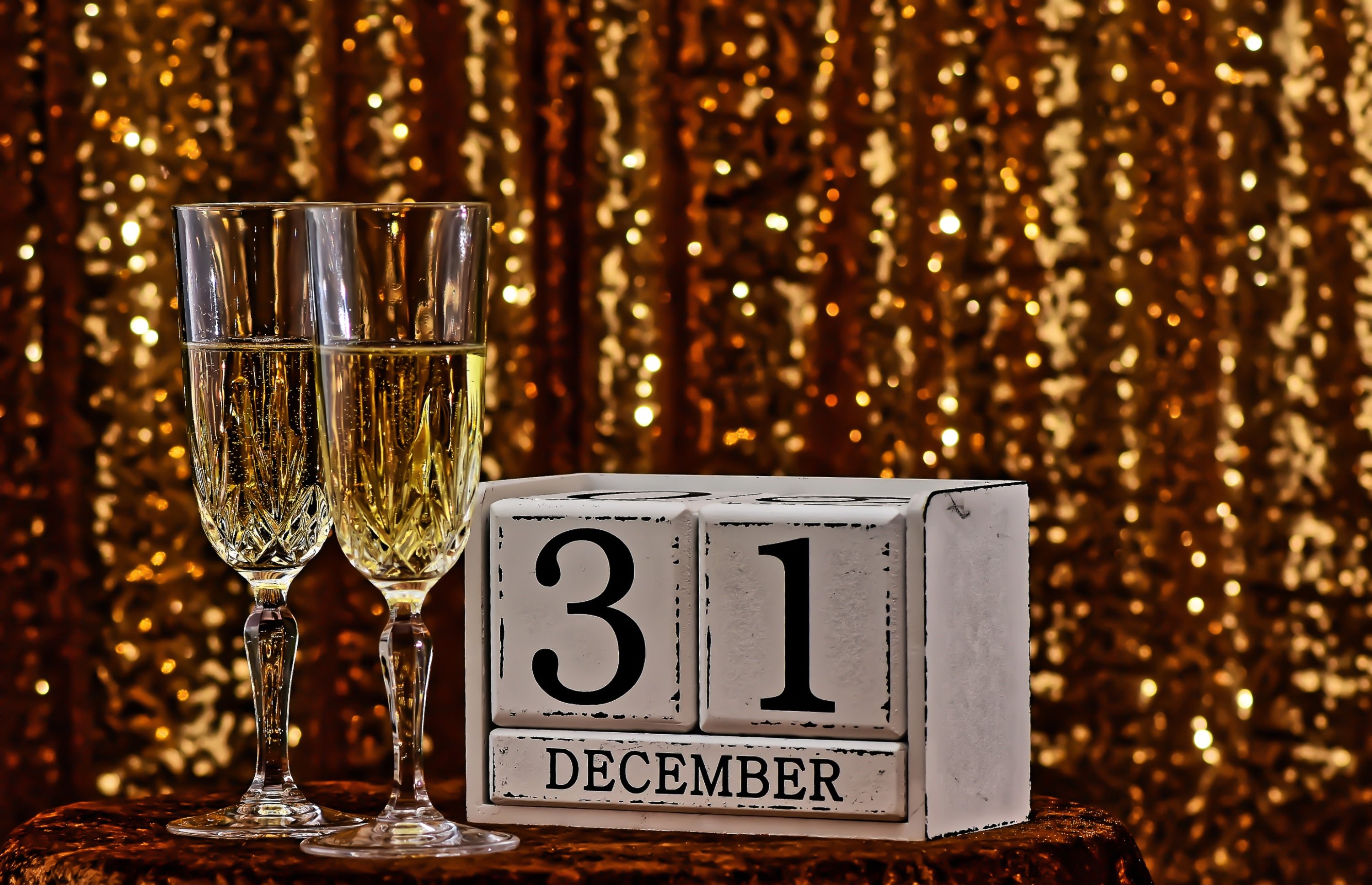 Champagne glasses and December 31st calendar HD Wallpaper
