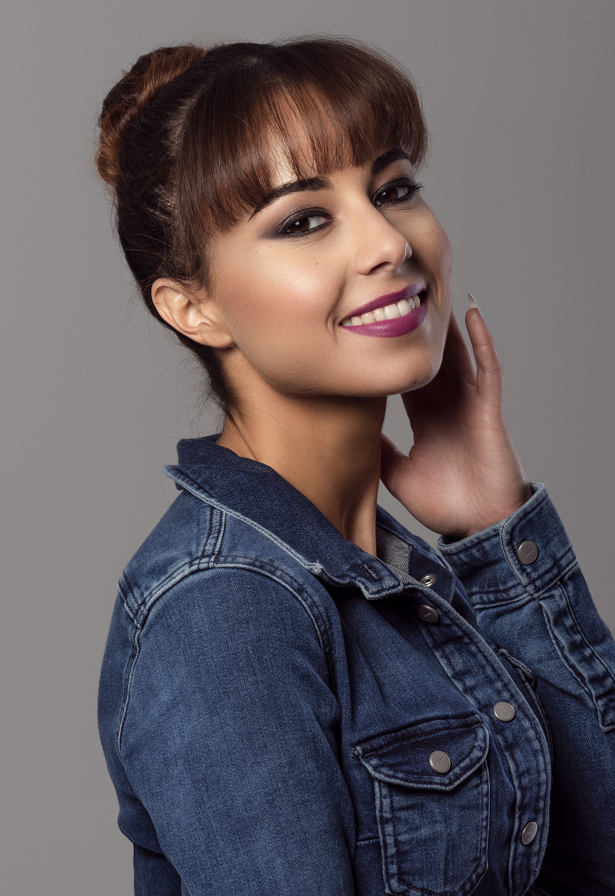 Ana Victoria with brown hair and bangs HD Phone Wallpaper