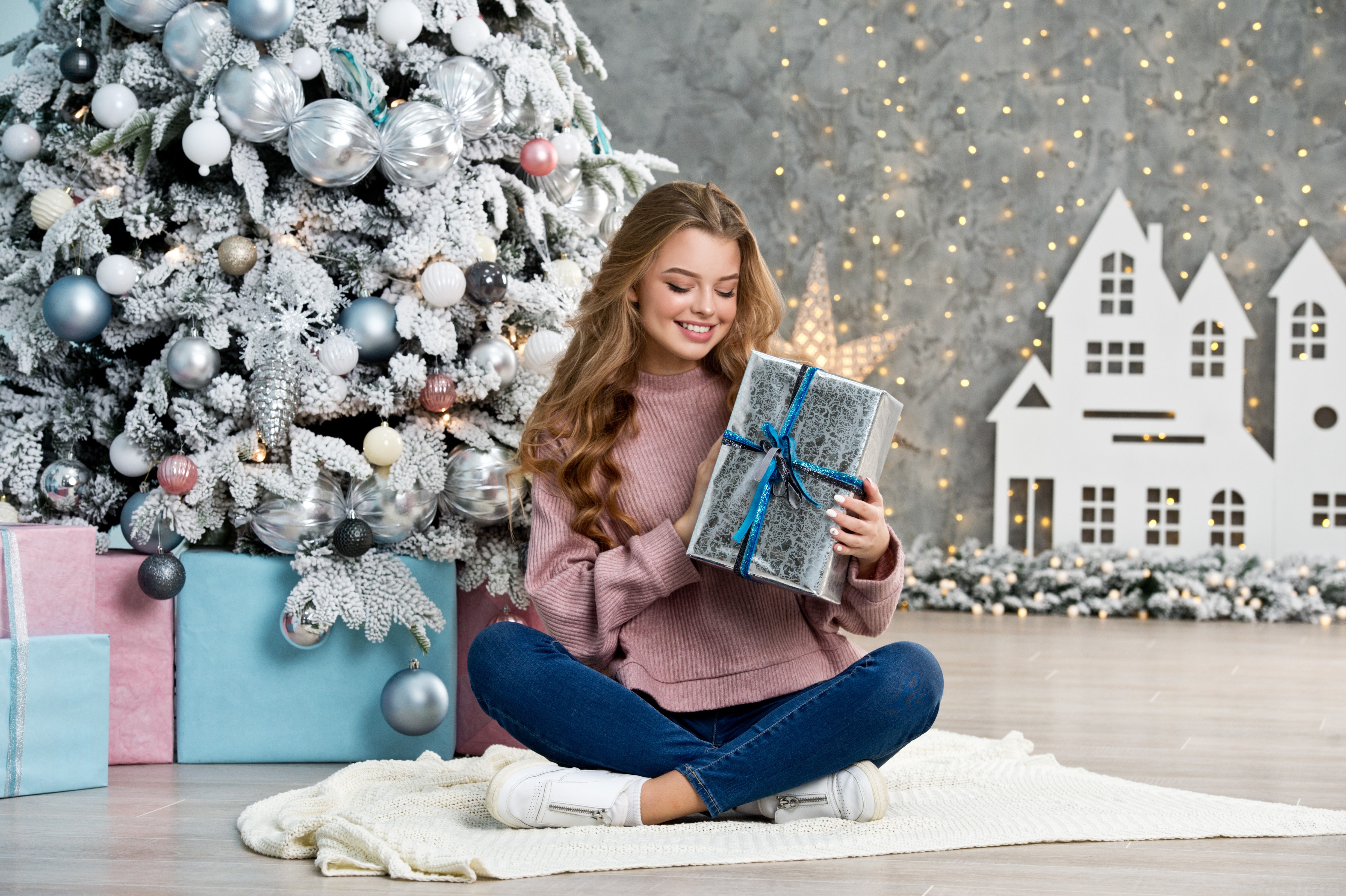 Girl with Christmas gift by decorated tree HD Wallpaper