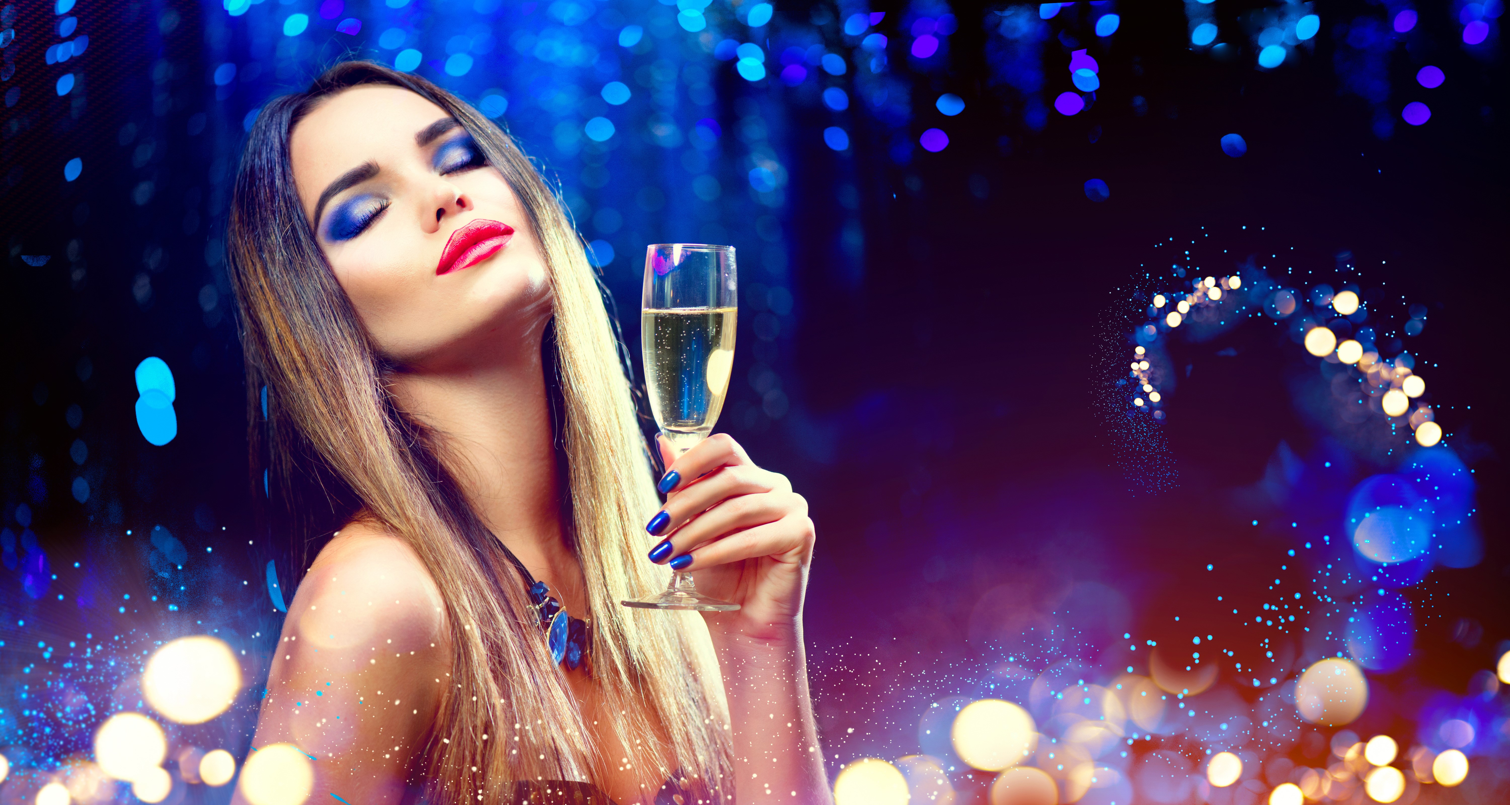 Woman with blue eyeshadow holding champagne HD Wallpaper