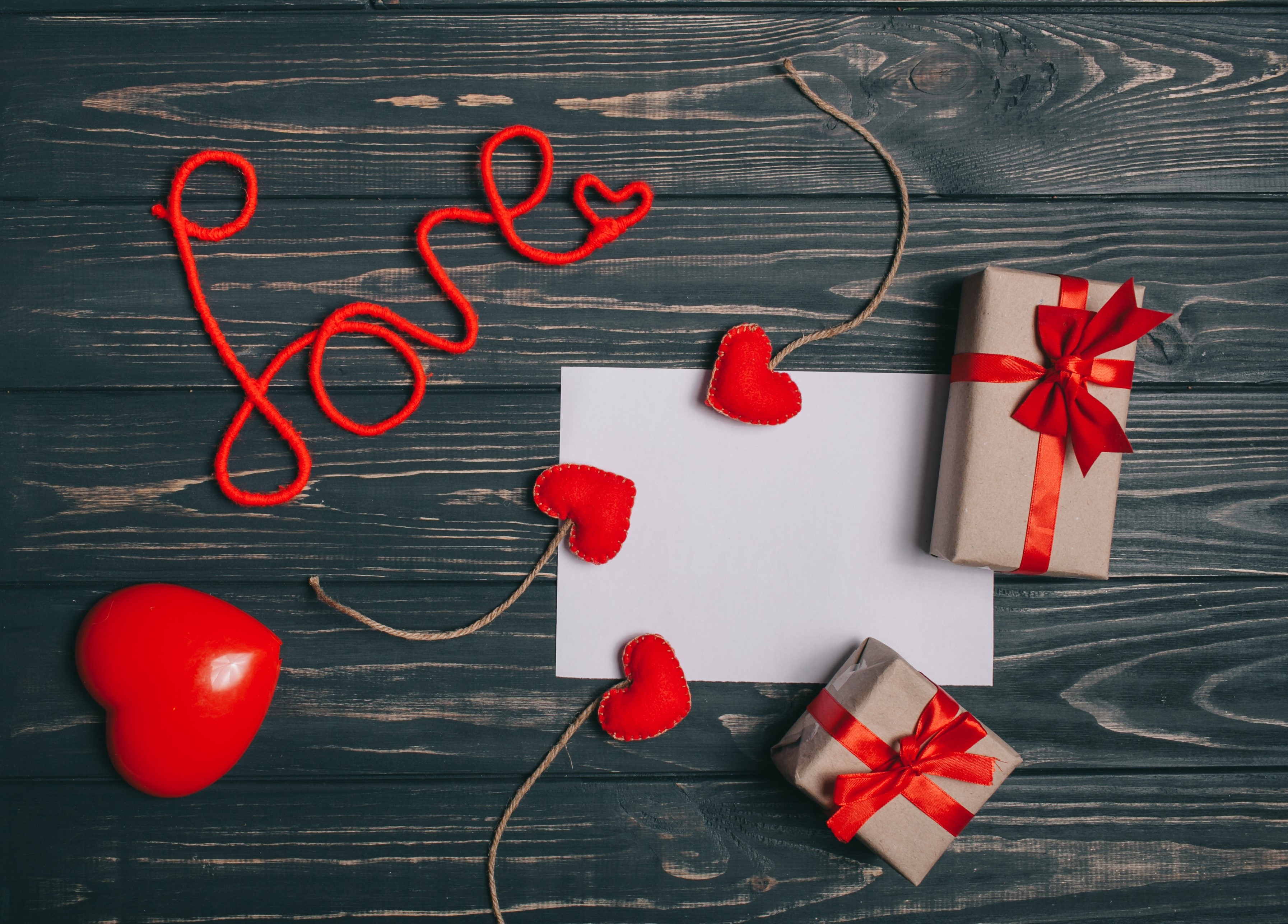 Valentine's Day love note with gifts and hearts HD Wallpaper
