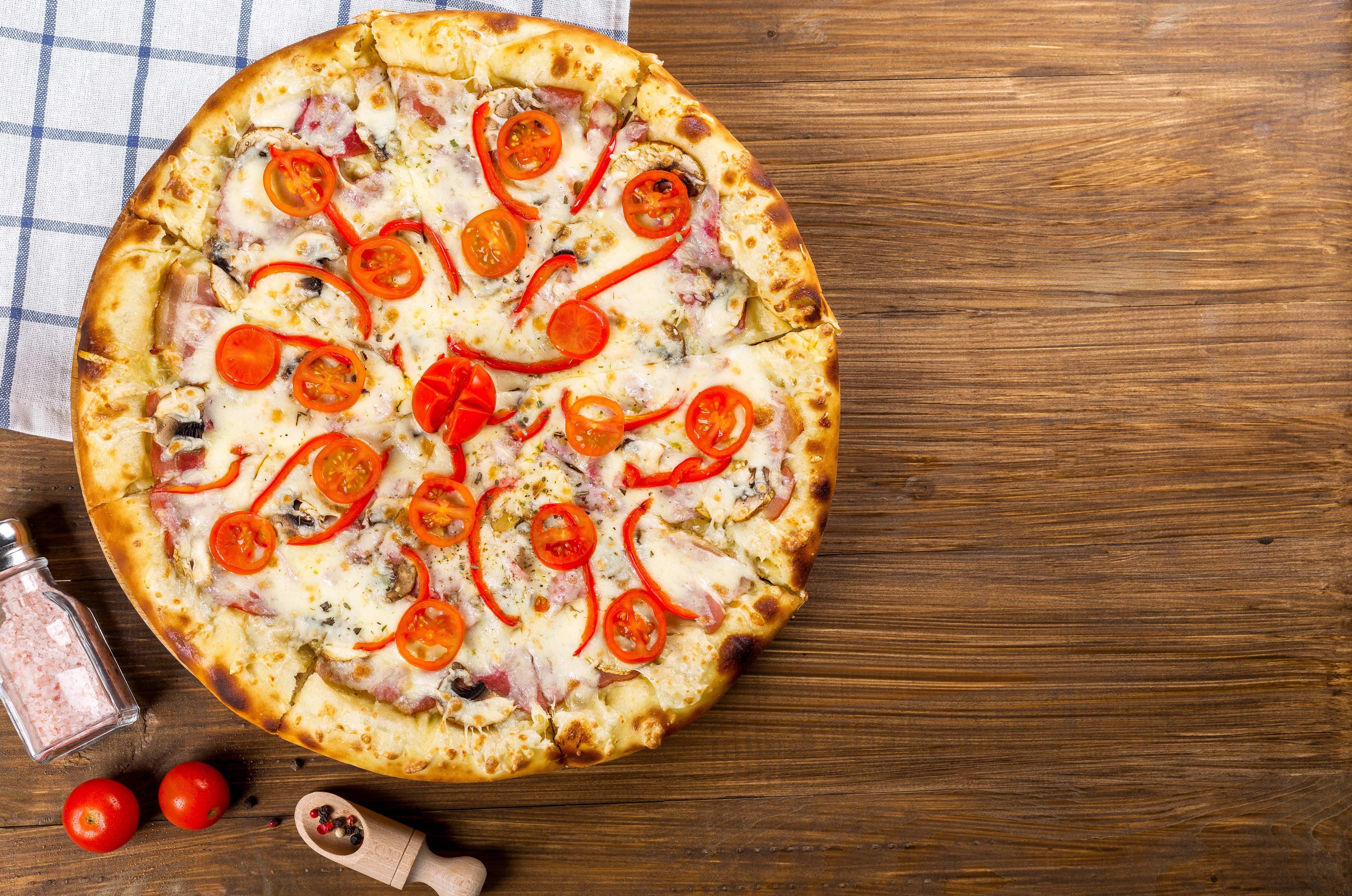 Pizza with bell peppers and tomatoes HD Wallpaper