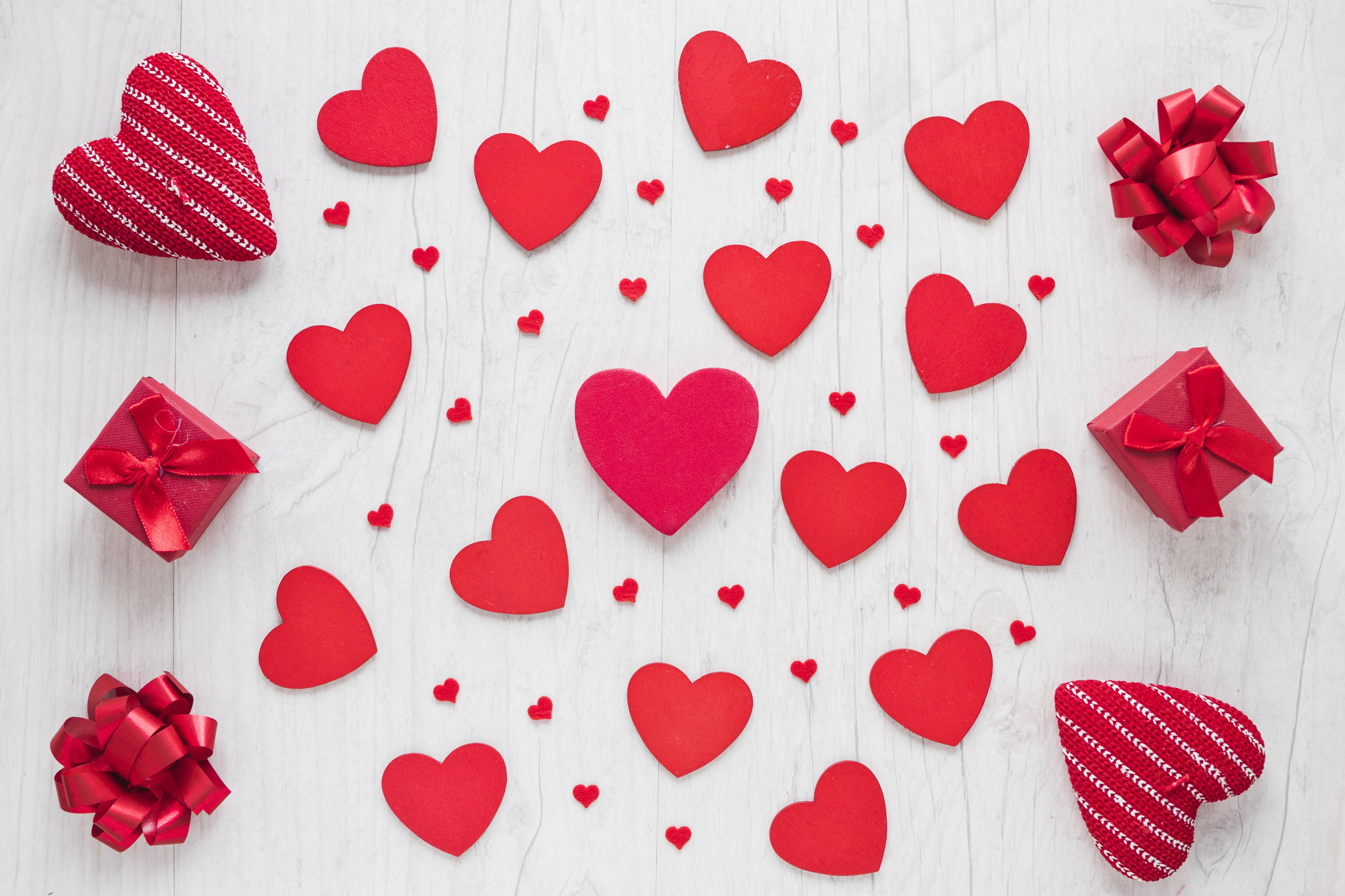 Valentine's Day red hearts and gifts HD Wallpaper