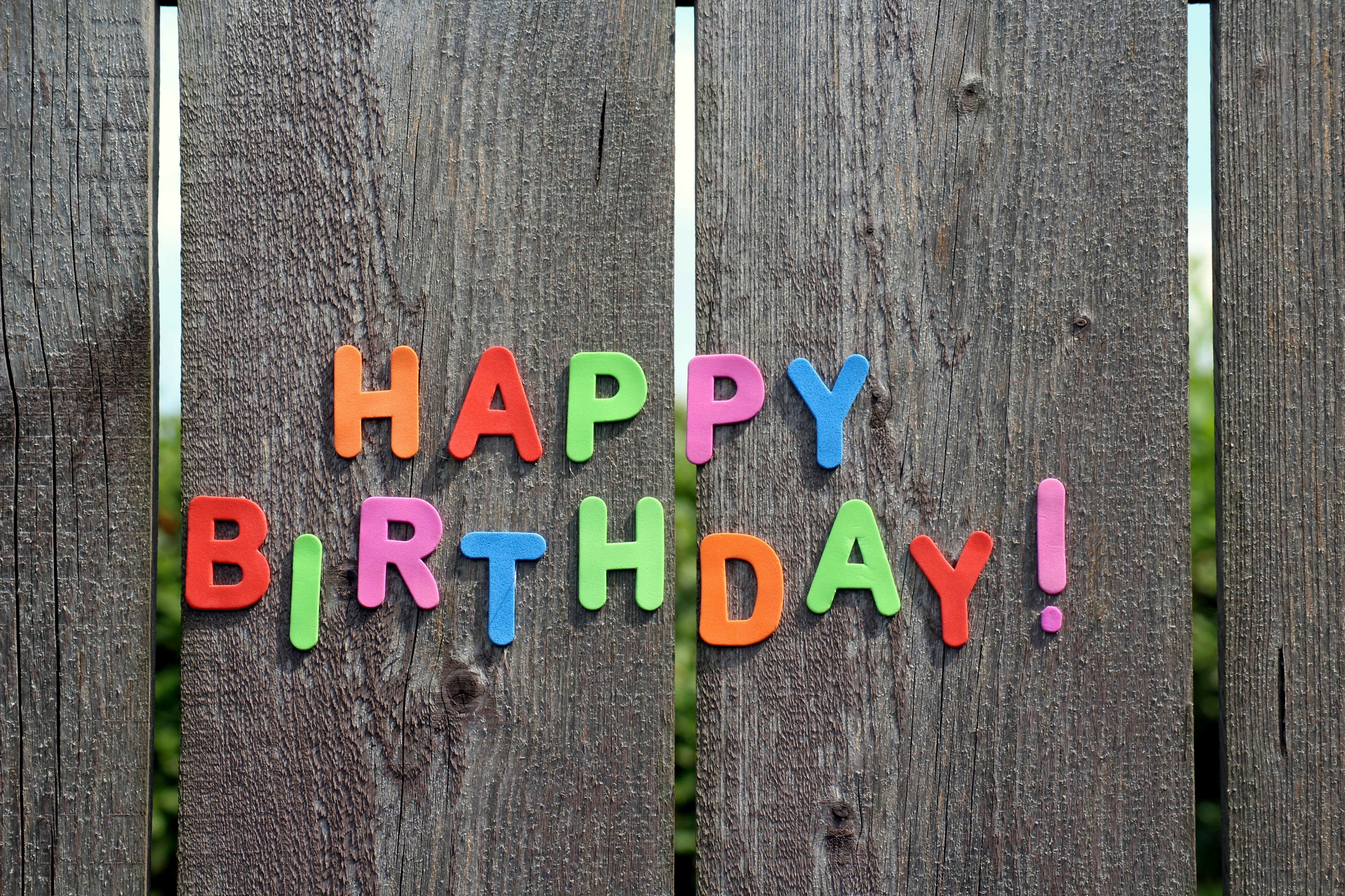 Happy Birthday text on wooden fence HD Wallpaper