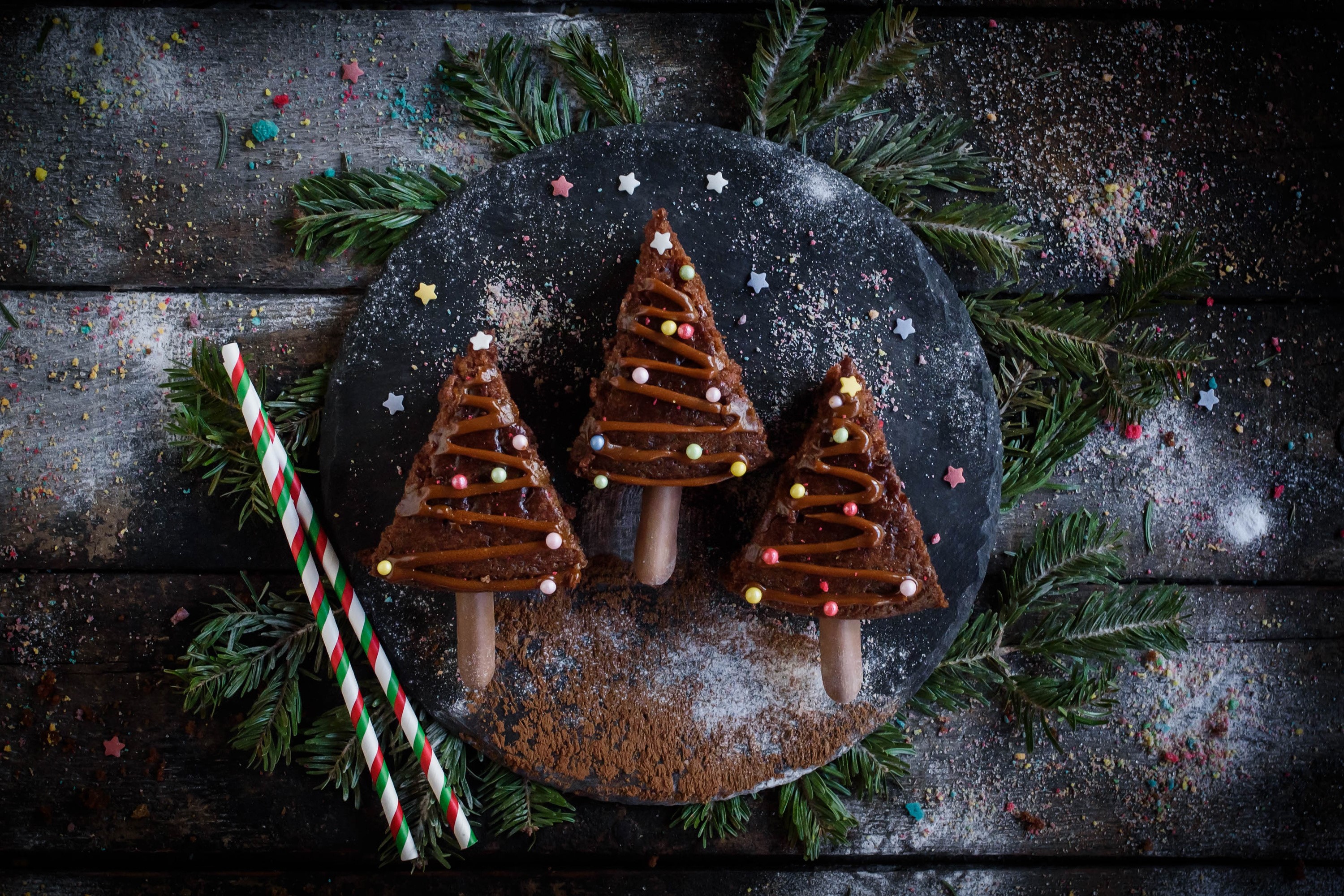 Christmas tree brownies with sprinkles and caramel HD Wallpaper