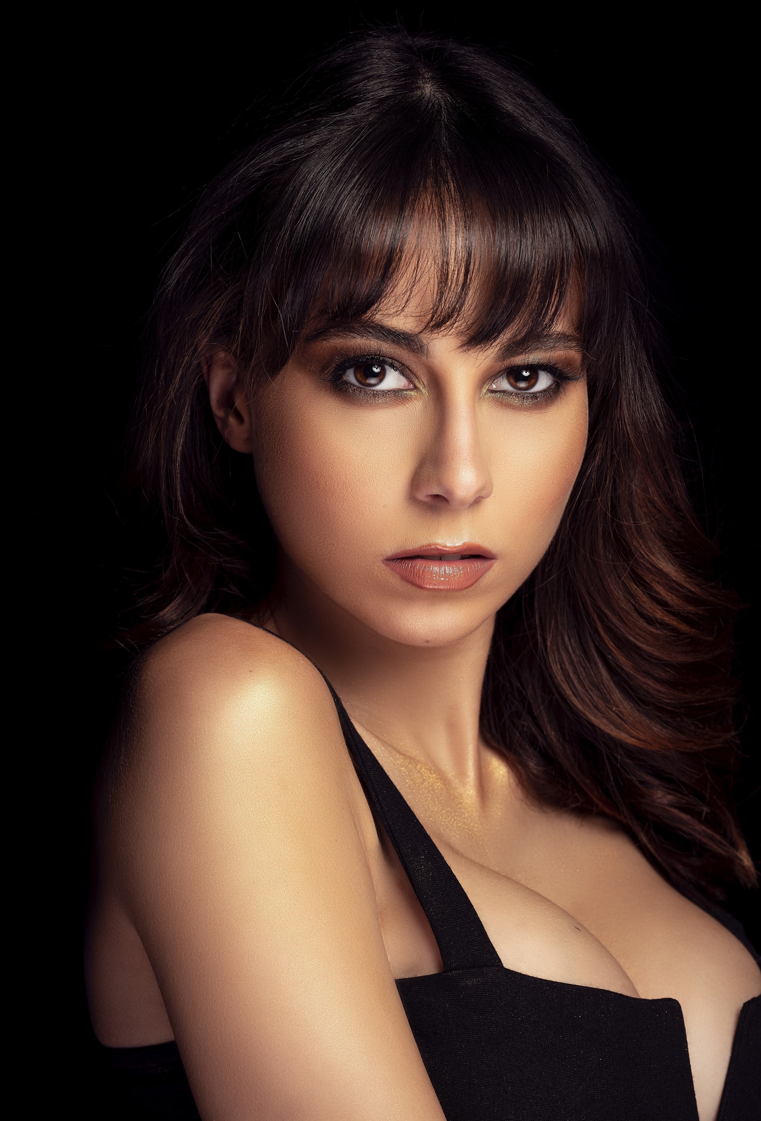 Ana Victoria with makeup and décolletage HD Phone Wallpaper