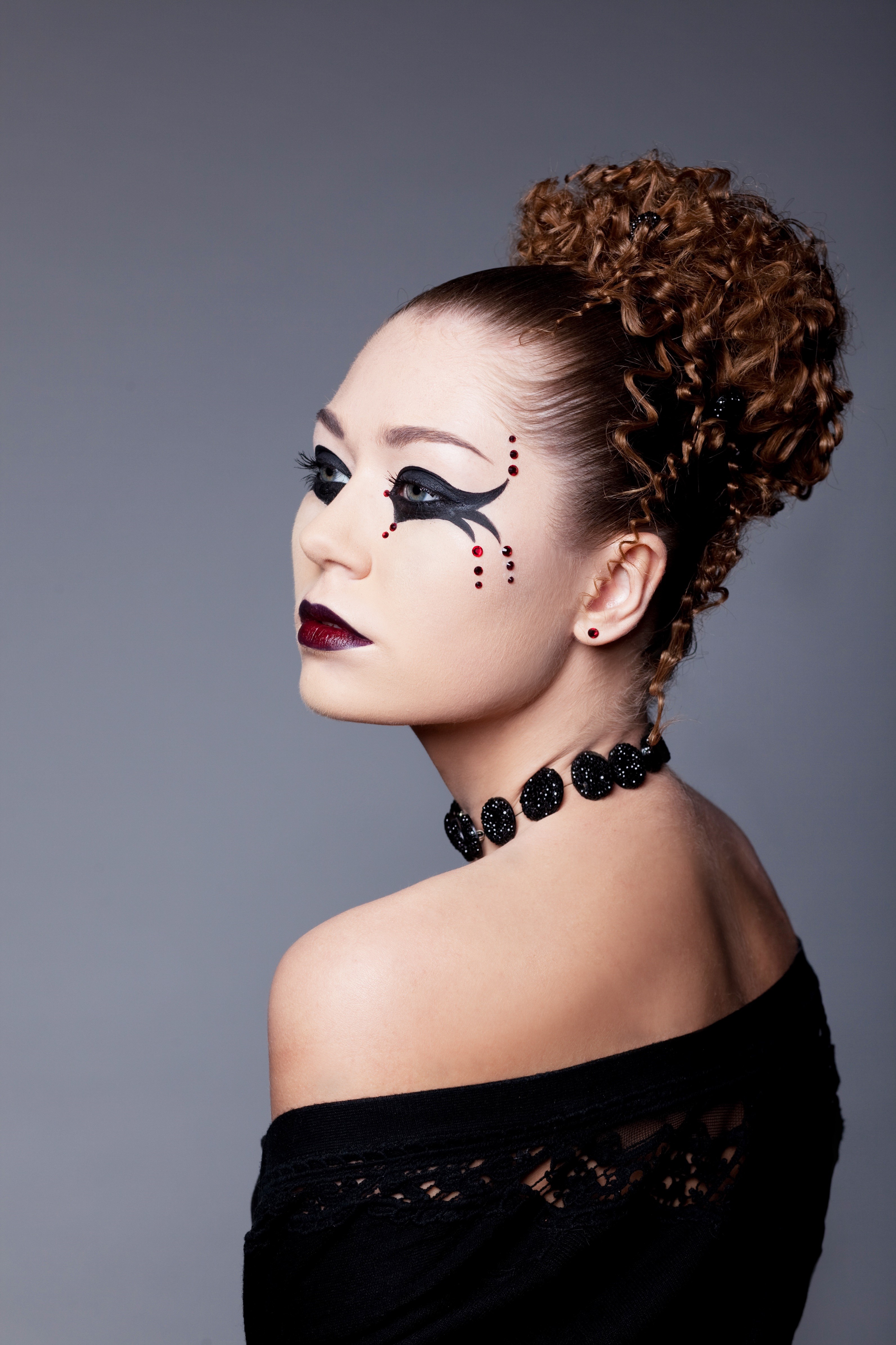 Woman with dramatic makeup and curly updo HD Phone Wallpaper